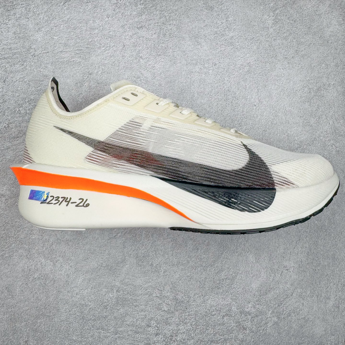 NK VAPORFLY 4 柔软舒适防滑耐磨低帮 马拉松休闲跑步鞋 HF6413-100 Vaporfly 系列以速度和效率而闻名，仍然是竞技跑步者的首选。这款新版本秉承了其以性能为导向的传统，同时添加了新的设计元素。Vaporfly 4 Proto 采用帆色工程网眼鞋面，确保轻盈支撑和增强透气性。大胆的黑色 Swoosh 与中性底色形成鲜明对比，而鞋舌和鞋跟拉环上的金属银色点缀则增添了高级感。这种性能与风格的融合展示了 Nike 对细节的关注。穿孔鞋垫上出现 Total Orange 亮点，增添了活力。这种大胆的色调也出现在堆叠 ZoomX 泡沫中底上，旨在提供卓越的能量回馈。中底包括碳纤维 Flyplate，旨在推动跑步者每一步向前。外侧鞋跟上的手写代码使鞋子具有原型灵感的外观。最后，耐用的黑色橡胶外底确保在各种跑步条件下提供可靠的牵引力。Vaporfly 4 Proto 采用尖端技术和现代设计，专为专业跑步者打造。无论您是在为马拉松训练还是在寻找下一双比赛鞋，这款产品都能兼具性能和时尚感。尺码：36 36.5 37.5 38 38.5 39 40 40.5 41 42 42.5 43 44 44.5 45-选品中心