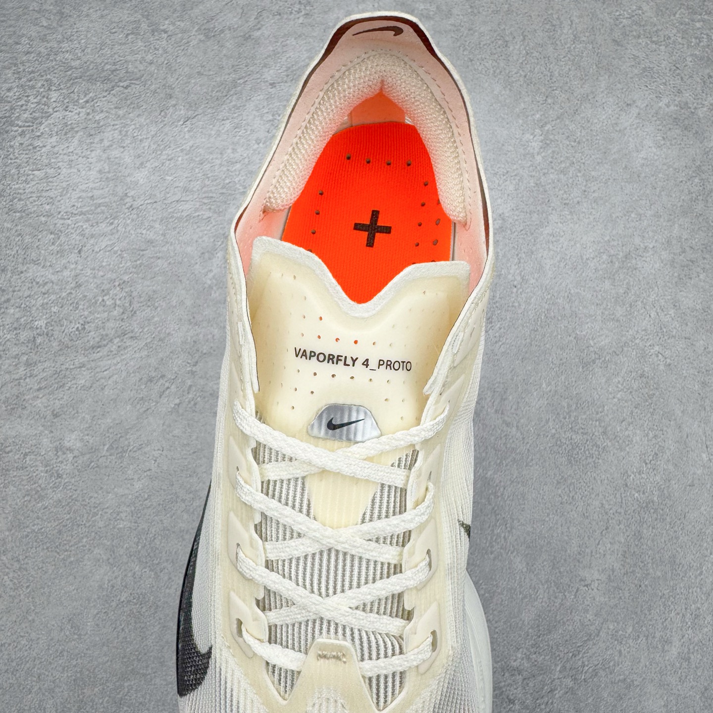 图片[5]-NK VAPORFLY 4 柔软舒适防滑耐磨低帮 马拉松休闲跑步鞋 HF6413-100 Vaporfly 系列以速度和效率而闻名，仍然是竞技跑步者的首选。这款新版本秉承了其以性能为导向的传统，同时添加了新的设计元素。Vaporfly 4 Proto 采用帆色工程网眼鞋面，确保轻盈支撑和增强透气性。大胆的黑色 Swoosh 与中性底色形成鲜明对比，而鞋舌和鞋跟拉环上的金属银色点缀则增添了高级感。这种性能与风格的融合展示了 Nike 对细节的关注。穿孔鞋垫上出现 Total Orange 亮点，增添了活力。这种大胆的色调也出现在堆叠 ZoomX 泡沫中底上，旨在提供卓越的能量回馈。中底包括碳纤维 Flyplate，旨在推动跑步者每一步向前。外侧鞋跟上的手写代码使鞋子具有原型灵感的外观。最后，耐用的黑色橡胶外底确保在各种跑步条件下提供可靠的牵引力。Vaporfly 4 Proto 采用尖端技术和现代设计，专为专业跑步者打造。无论您是在为马拉松训练还是在寻找下一双比赛鞋，这款产品都能兼具性能和时尚感。尺码：36 36.5 37.5 38 38.5 39 40 40.5 41 42 42.5 43 44 44.5 45-选品中心