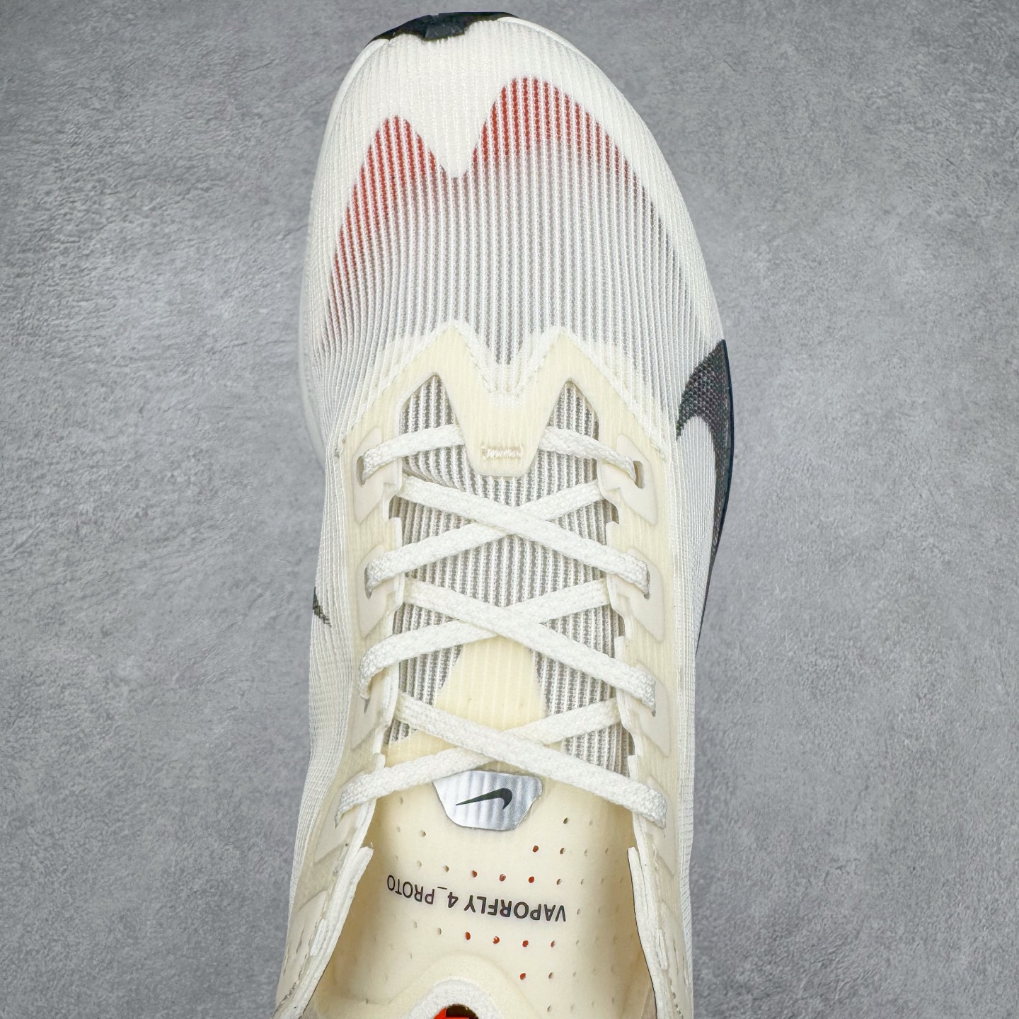 图片[4]-NK VAPORFLY 4 柔软舒适防滑耐磨低帮 马拉松休闲跑步鞋 HF6413-100 Vaporfly 系列以速度和效率而闻名，仍然是竞技跑步者的首选。这款新版本秉承了其以性能为导向的传统，同时添加了新的设计元素。Vaporfly 4 Proto 采用帆色工程网眼鞋面，确保轻盈支撑和增强透气性。大胆的黑色 Swoosh 与中性底色形成鲜明对比，而鞋舌和鞋跟拉环上的金属银色点缀则增添了高级感。这种性能与风格的融合展示了 Nike 对细节的关注。穿孔鞋垫上出现 Total Orange 亮点，增添了活力。这种大胆的色调也出现在堆叠 ZoomX 泡沫中底上，旨在提供卓越的能量回馈。中底包括碳纤维 Flyplate，旨在推动跑步者每一步向前。外侧鞋跟上的手写代码使鞋子具有原型灵感的外观。最后，耐用的黑色橡胶外底确保在各种跑步条件下提供可靠的牵引力。Vaporfly 4 Proto 采用尖端技术和现代设计，专为专业跑步者打造。无论您是在为马拉松训练还是在寻找下一双比赛鞋，这款产品都能兼具性能和时尚感。尺码：36 36.5 37.5 38 38.5 39 40 40.5 41 42 42.5 43 44 44.5 45-选品中心