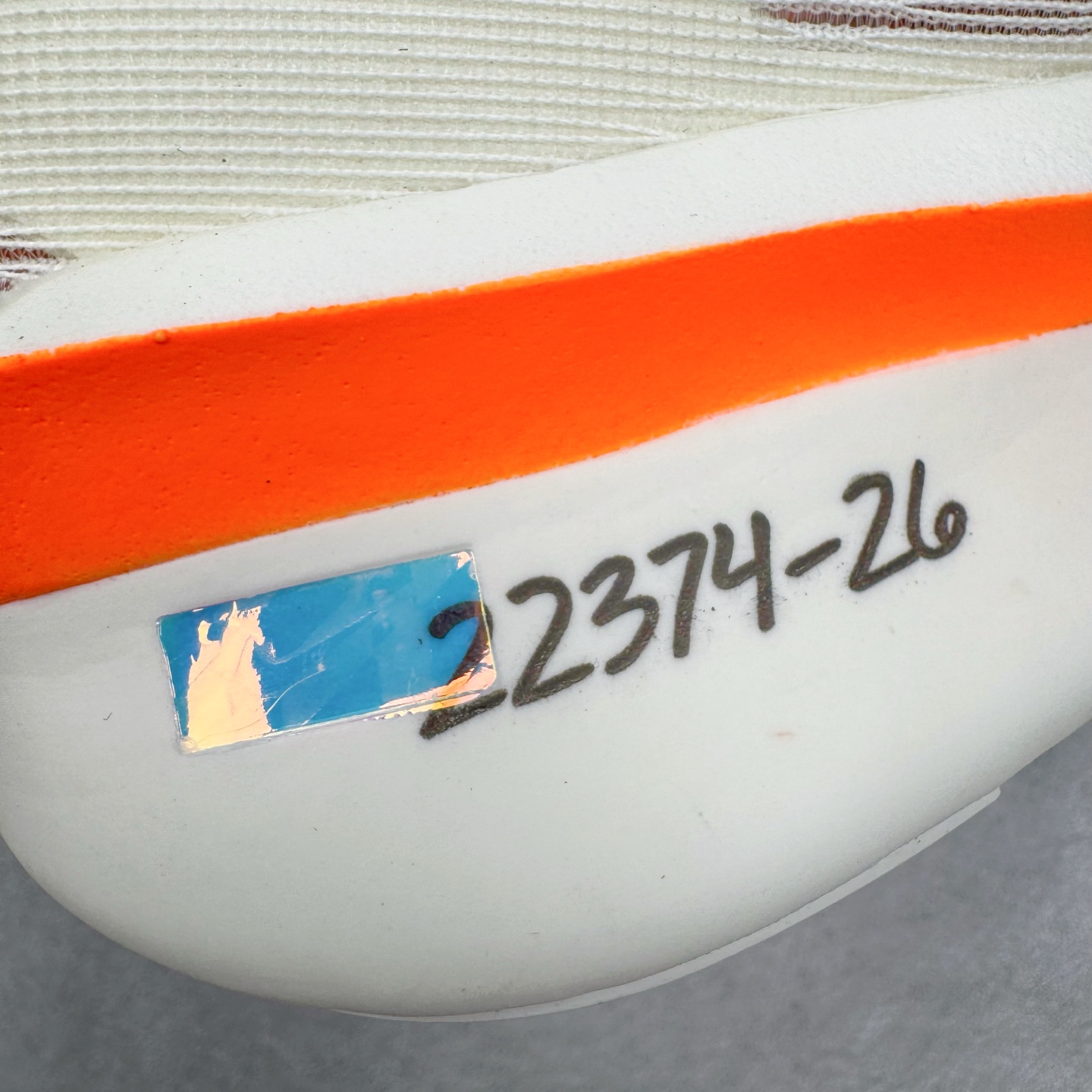 图片[13]-NK VAPORFLY 4 柔软舒适防滑耐磨低帮 马拉松休闲跑步鞋 HF6413-100 Vaporfly 系列以速度和效率而闻名，仍然是竞技跑步者的首选。这款新版本秉承了其以性能为导向的传统，同时添加了新的设计元素。Vaporfly 4 Proto 采用帆色工程网眼鞋面，确保轻盈支撑和增强透气性。大胆的黑色 Swoosh 与中性底色形成鲜明对比，而鞋舌和鞋跟拉环上的金属银色点缀则增添了高级感。这种性能与风格的融合展示了 Nike 对细节的关注。穿孔鞋垫上出现 Total Orange 亮点，增添了活力。这种大胆的色调也出现在堆叠 ZoomX 泡沫中底上，旨在提供卓越的能量回馈。中底包括碳纤维 Flyplate，旨在推动跑步者每一步向前。外侧鞋跟上的手写代码使鞋子具有原型灵感的外观。最后，耐用的黑色橡胶外底确保在各种跑步条件下提供可靠的牵引力。Vaporfly 4 Proto 采用尖端技术和现代设计，专为专业跑步者打造。无论您是在为马拉松训练还是在寻找下一双比赛鞋，这款产品都能兼具性能和时尚感。尺码：36 36.5 37.5 38 38.5 39 40 40.5 41 42 42.5 43 44 44.5 45-选品中心