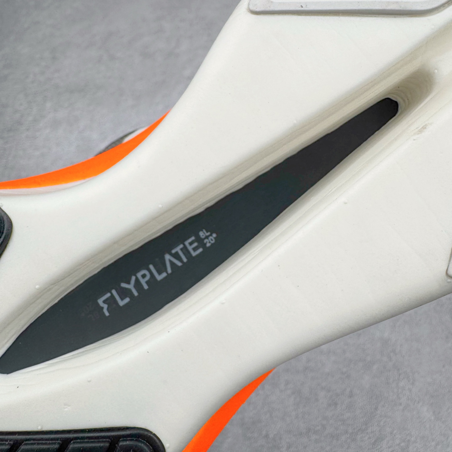 图片[19]-NK VAPORFLY 4 柔软舒适防滑耐磨低帮 马拉松休闲跑步鞋 HF6413-100 Vaporfly 系列以速度和效率而闻名，仍然是竞技跑步者的首选。这款新版本秉承了其以性能为导向的传统，同时添加了新的设计元素。Vaporfly 4 Proto 采用帆色工程网眼鞋面，确保轻盈支撑和增强透气性。大胆的黑色 Swoosh 与中性底色形成鲜明对比，而鞋舌和鞋跟拉环上的金属银色点缀则增添了高级感。这种性能与风格的融合展示了 Nike 对细节的关注。穿孔鞋垫上出现 Total Orange 亮点，增添了活力。这种大胆的色调也出现在堆叠 ZoomX 泡沫中底上，旨在提供卓越的能量回馈。中底包括碳纤维 Flyplate，旨在推动跑步者每一步向前。外侧鞋跟上的手写代码使鞋子具有原型灵感的外观。最后，耐用的黑色橡胶外底确保在各种跑步条件下提供可靠的牵引力。Vaporfly 4 Proto 采用尖端技术和现代设计，专为专业跑步者打造。无论您是在为马拉松训练还是在寻找下一双比赛鞋，这款产品都能兼具性能和时尚感。尺码：36 36.5 37.5 38 38.5 39 40 40.5 41 42 42.5 43 44 44.5 45-选品中心