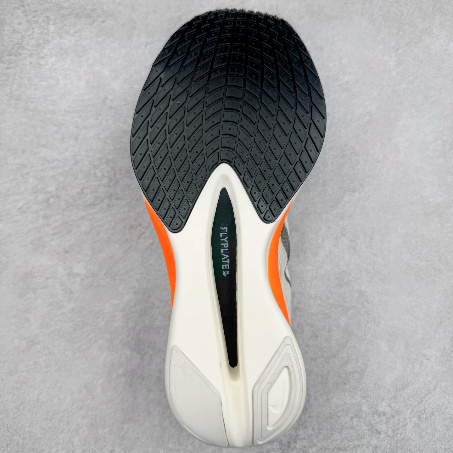图片[9]-NK VAPORFLY 4 柔软舒适防滑耐磨低帮 马拉松休闲跑步鞋 HF6413-100 Vaporfly 系列以速度和效率而闻名，仍然是竞技跑步者的首选。这款新版本秉承了其以性能为导向的传统，同时添加了新的设计元素。Vaporfly 4 Proto 采用帆色工程网眼鞋面，确保轻盈支撑和增强透气性。大胆的黑色 Swoosh 与中性底色形成鲜明对比，而鞋舌和鞋跟拉环上的金属银色点缀则增添了高级感。这种性能与风格的融合展示了 Nike 对细节的关注。穿孔鞋垫上出现 Total Orange 亮点，增添了活力。这种大胆的色调也出现在堆叠 ZoomX 泡沫中底上，旨在提供卓越的能量回馈。中底包括碳纤维 Flyplate，旨在推动跑步者每一步向前。外侧鞋跟上的手写代码使鞋子具有原型灵感的外观。最后，耐用的黑色橡胶外底确保在各种跑步条件下提供可靠的牵引力。Vaporfly 4 Proto 采用尖端技术和现代设计，专为专业跑步者打造。无论您是在为马拉松训练还是在寻找下一双比赛鞋，这款产品都能兼具性能和时尚感。尺码：36 36.5 37.5 38 38.5 39 40 40.5 41 42 42.5 43 44 44.5 45-选品中心