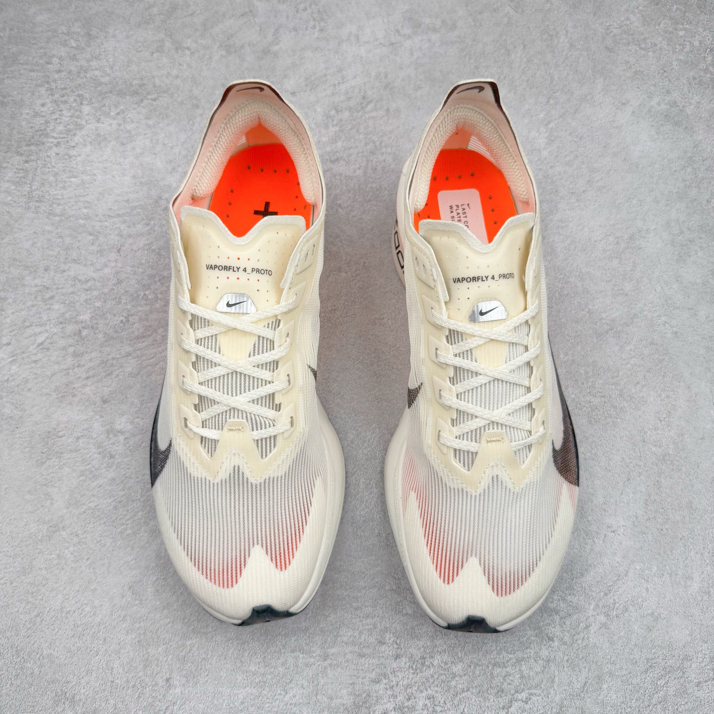 图片[2]-NK VAPORFLY 4 柔软舒适防滑耐磨低帮 马拉松休闲跑步鞋 HF6413-100 Vaporfly 系列以速度和效率而闻名，仍然是竞技跑步者的首选。这款新版本秉承了其以性能为导向的传统，同时添加了新的设计元素。Vaporfly 4 Proto 采用帆色工程网眼鞋面，确保轻盈支撑和增强透气性。大胆的黑色 Swoosh 与中性底色形成鲜明对比，而鞋舌和鞋跟拉环上的金属银色点缀则增添了高级感。这种性能与风格的融合展示了 Nike 对细节的关注。穿孔鞋垫上出现 Total Orange 亮点，增添了活力。这种大胆的色调也出现在堆叠 ZoomX 泡沫中底上，旨在提供卓越的能量回馈。中底包括碳纤维 Flyplate，旨在推动跑步者每一步向前。外侧鞋跟上的手写代码使鞋子具有原型灵感的外观。最后，耐用的黑色橡胶外底确保在各种跑步条件下提供可靠的牵引力。Vaporfly 4 Proto 采用尖端技术和现代设计，专为专业跑步者打造。无论您是在为马拉松训练还是在寻找下一双比赛鞋，这款产品都能兼具性能和时尚感。尺码：36 36.5 37.5 38 38.5 39 40 40.5 41 42 42.5 43 44 44.5 45-选品中心