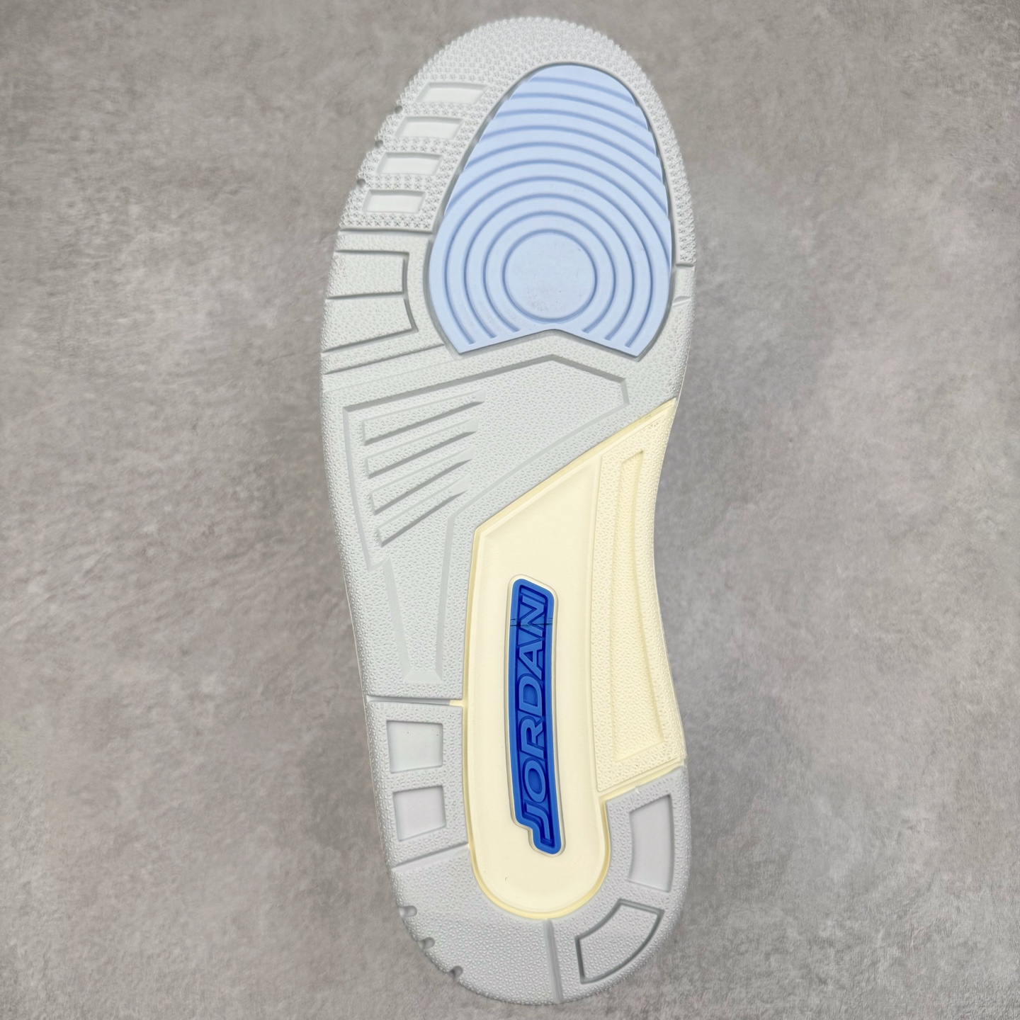 图片[9]-＃Lw纯原 Air Jordan AJ3 Retro Lucky Shorts 北卡蓝 CT8532-101 圈内最强三代系列 匠心打造 开发时长超过半年 目前可过各类鉴定或无法鉴定 裸鞋随便操作 全套原纸板楦头开发 原厂大底磨具加持立体防滑纹理 原装可视Air Sole气垫 原汁原味最完美的三代版型 唯一正确鞋头趴度弧度高度鞋身腰线 原厂TPU彩虹扎染后跟饰片 正确内里反口里网布 皮料菱角分明不变形无多余毛边 广东原厂zp同批次手工大底描漆拉丝 市场唯一原厂鞋扣模具 原厂织唛标 原厂飞人电绣工艺 尾指中部跳三针 独家绑鞋带手法 印刷中底布 四线拉帮 米色美纹纸贴合固定 进口港宝加持 后跟自然饱满 全鞋荧光划线卡点 追求极致完美 每一双都是工艺品 多重QC质检 超越公司货的品控标准 实实在在的免检产品 尺码：36 36.5 37.5 38 38.5 39 40 40.5 41 42 42.5 43 44 44.5 45 45.5 46 47.5 48.5-选品中心