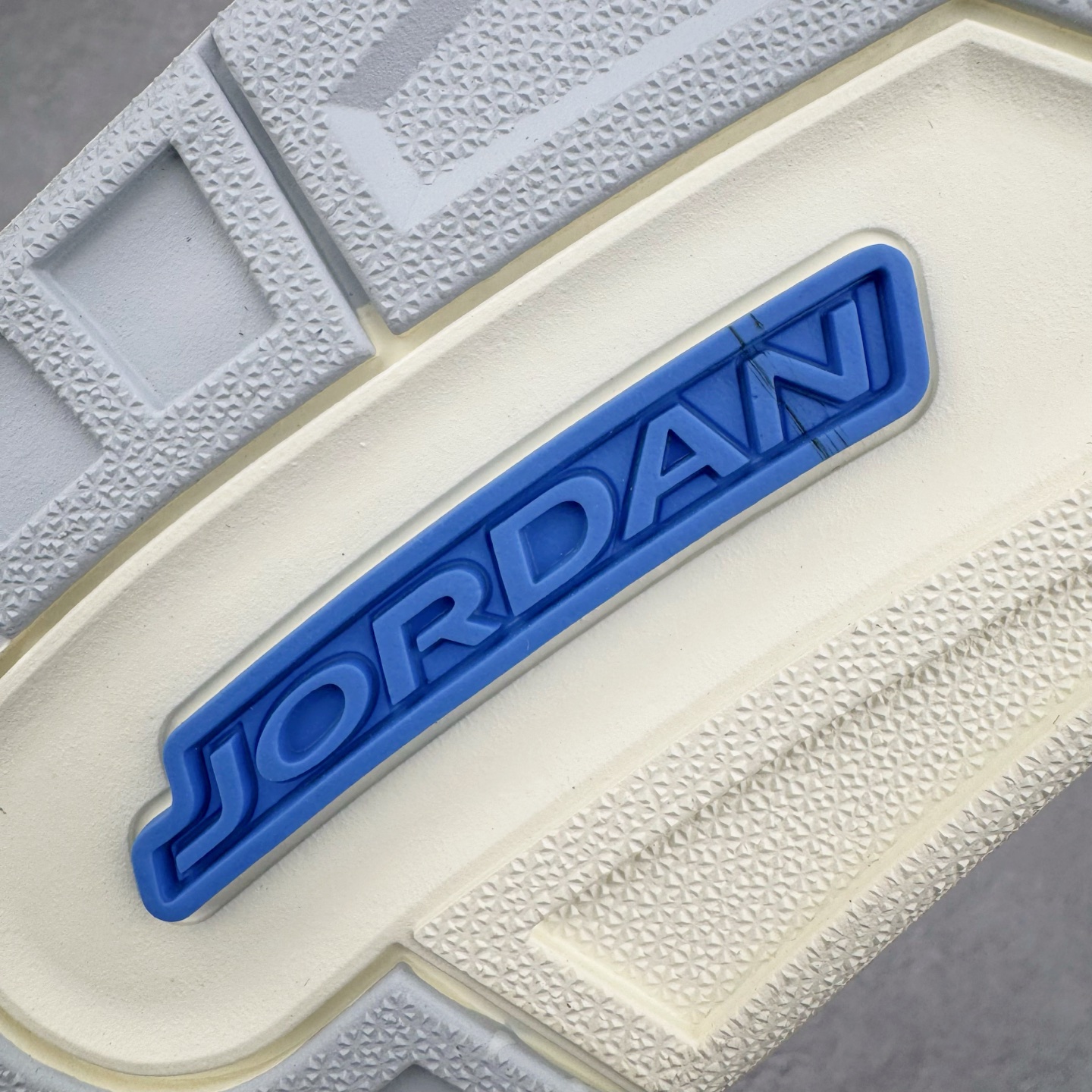 图片[11]-＃Lw纯原 Air Jordan AJ3 Retro Lucky Shorts 北卡蓝 CT8532-101 圈内最强三代系列 匠心打造 开发时长超过半年 目前可过各类鉴定或无法鉴定 裸鞋随便操作 全套原纸板楦头开发 原厂大底磨具加持立体防滑纹理 原装可视Air Sole气垫 原汁原味最完美的三代版型 唯一正确鞋头趴度弧度高度鞋身腰线 原厂TPU彩虹扎染后跟饰片 正确内里反口里网布 皮料菱角分明不变形无多余毛边 广东原厂zp同批次手工大底描漆拉丝 市场唯一原厂鞋扣模具 原厂织唛标 原厂飞人电绣工艺 尾指中部跳三针 独家绑鞋带手法 印刷中底布 四线拉帮 米色美纹纸贴合固定 进口港宝加持 后跟自然饱满 全鞋荧光划线卡点 追求极致完美 每一双都是工艺品 多重QC质检 超越公司货的品控标准 实实在在的免检产品 尺码：36 36.5 37.5 38 38.5 39 40 40.5 41 42 42.5 43 44 44.5 45 45.5 46 47.5 48.5-选品中心