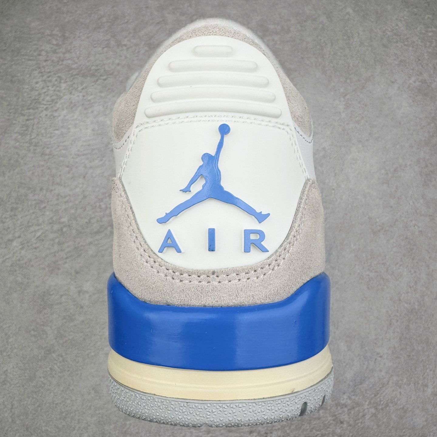 图片[8]-＃Lw纯原 Air Jordan AJ3 Retro Lucky Shorts 北卡蓝 CT8532-101 圈内最强三代系列 匠心打造 开发时长超过半年 目前可过各类鉴定或无法鉴定 裸鞋随便操作 全套原纸板楦头开发 原厂大底磨具加持立体防滑纹理 原装可视Air Sole气垫 原汁原味最完美的三代版型 唯一正确鞋头趴度弧度高度鞋身腰线 原厂TPU彩虹扎染后跟饰片 正确内里反口里网布 皮料菱角分明不变形无多余毛边 广东原厂zp同批次手工大底描漆拉丝 市场唯一原厂鞋扣模具 原厂织唛标 原厂飞人电绣工艺 尾指中部跳三针 独家绑鞋带手法 印刷中底布 四线拉帮 米色美纹纸贴合固定 进口港宝加持 后跟自然饱满 全鞋荧光划线卡点 追求极致完美 每一双都是工艺品 多重QC质检 超越公司货的品控标准 实实在在的免检产品 尺码：36 36.5 37.5 38 38.5 39 40 40.5 41 42 42.5 43 44 44.5 45 45.5 46 47.5 48.5-选品中心
