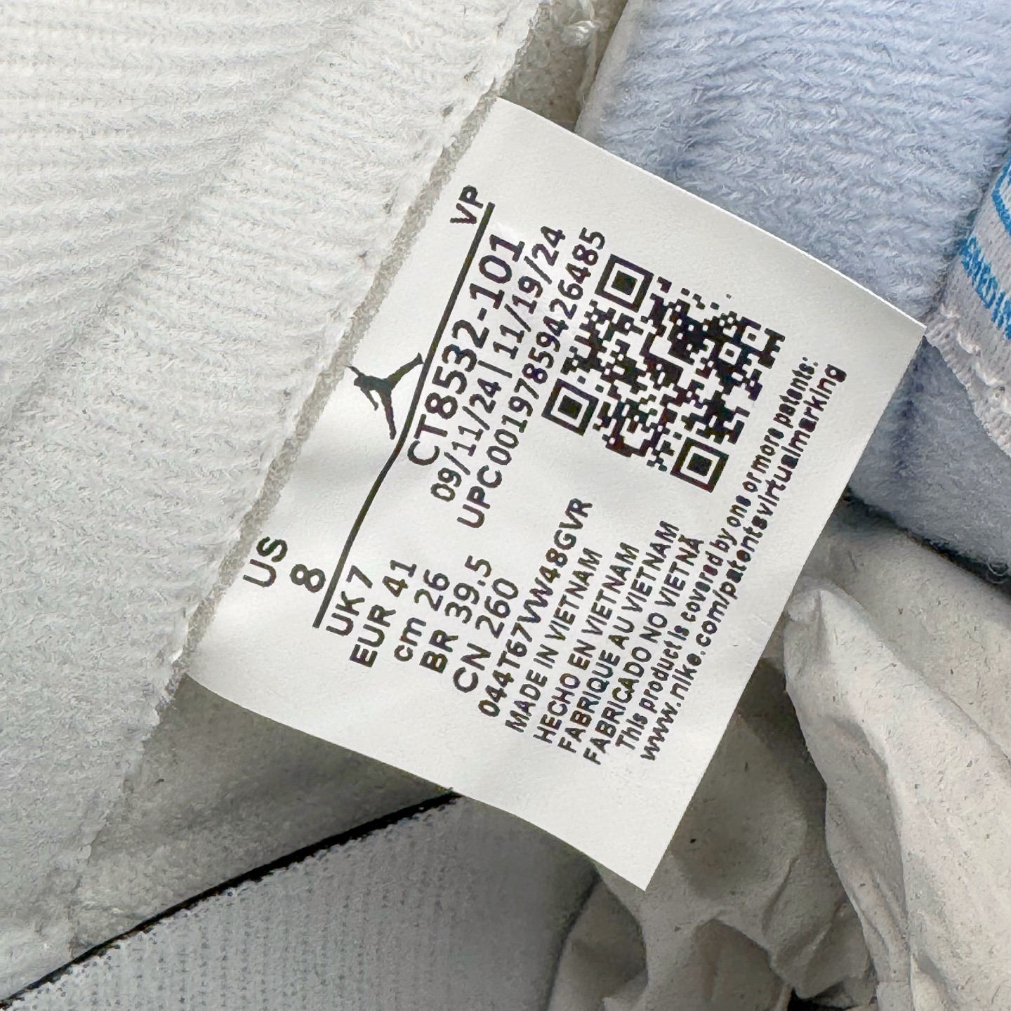 图片[20]-＃Lw纯原 Air Jordan AJ3 Retro Lucky Shorts 北卡蓝 CT8532-101 圈内最强三代系列 匠心打造 开发时长超过半年 目前可过各类鉴定或无法鉴定 裸鞋随便操作 全套原纸板楦头开发 原厂大底磨具加持立体防滑纹理 原装可视Air Sole气垫 原汁原味最完美的三代版型 唯一正确鞋头趴度弧度高度鞋身腰线 原厂TPU彩虹扎染后跟饰片 正确内里反口里网布 皮料菱角分明不变形无多余毛边 广东原厂zp同批次手工大底描漆拉丝 市场唯一原厂鞋扣模具 原厂织唛标 原厂飞人电绣工艺 尾指中部跳三针 独家绑鞋带手法 印刷中底布 四线拉帮 米色美纹纸贴合固定 进口港宝加持 后跟自然饱满 全鞋荧光划线卡点 追求极致完美 每一双都是工艺品 多重QC质检 超越公司货的品控标准 实实在在的免检产品 尺码：36 36.5 37.5 38 38.5 39 40 40.5 41 42 42.5 43 44 44.5 45 45.5 46 47.5 48.5-选品中心