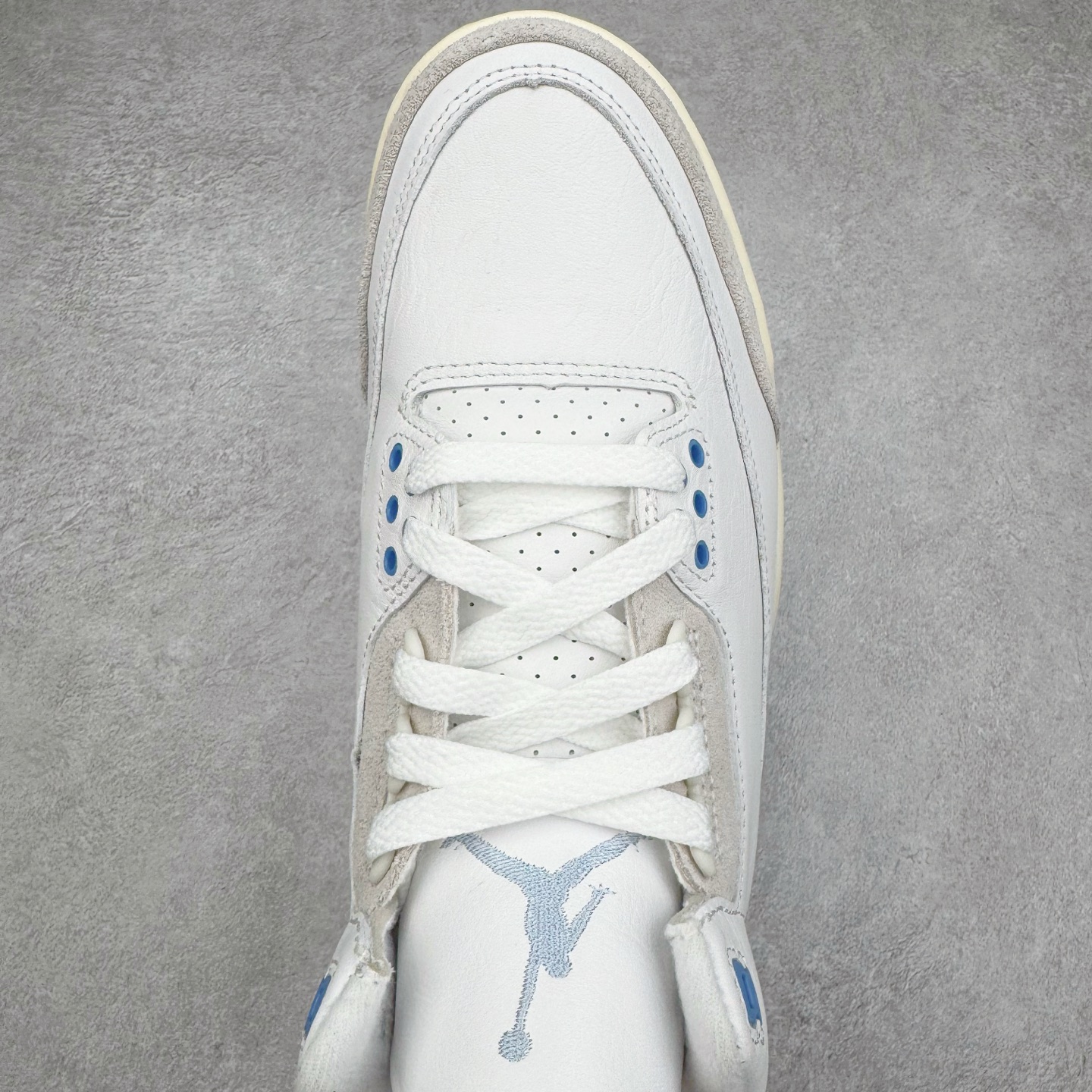 图片[4]-＃Lw纯原 Air Jordan AJ3 Retro Lucky Shorts 北卡蓝 CT8532-101 圈内最强三代系列 匠心打造 开发时长超过半年 目前可过各类鉴定或无法鉴定 裸鞋随便操作 全套原纸板楦头开发 原厂大底磨具加持立体防滑纹理 原装可视Air Sole气垫 原汁原味最完美的三代版型 唯一正确鞋头趴度弧度高度鞋身腰线 原厂TPU彩虹扎染后跟饰片 正确内里反口里网布 皮料菱角分明不变形无多余毛边 广东原厂zp同批次手工大底描漆拉丝 市场唯一原厂鞋扣模具 原厂织唛标 原厂飞人电绣工艺 尾指中部跳三针 独家绑鞋带手法 印刷中底布 四线拉帮 米色美纹纸贴合固定 进口港宝加持 后跟自然饱满 全鞋荧光划线卡点 追求极致完美 每一双都是工艺品 多重QC质检 超越公司货的品控标准 实实在在的免检产品 尺码：36 36.5 37.5 38 38.5 39 40 40.5 41 42 42.5 43 44 44.5 45 45.5 46 47.5 48.5-选品中心