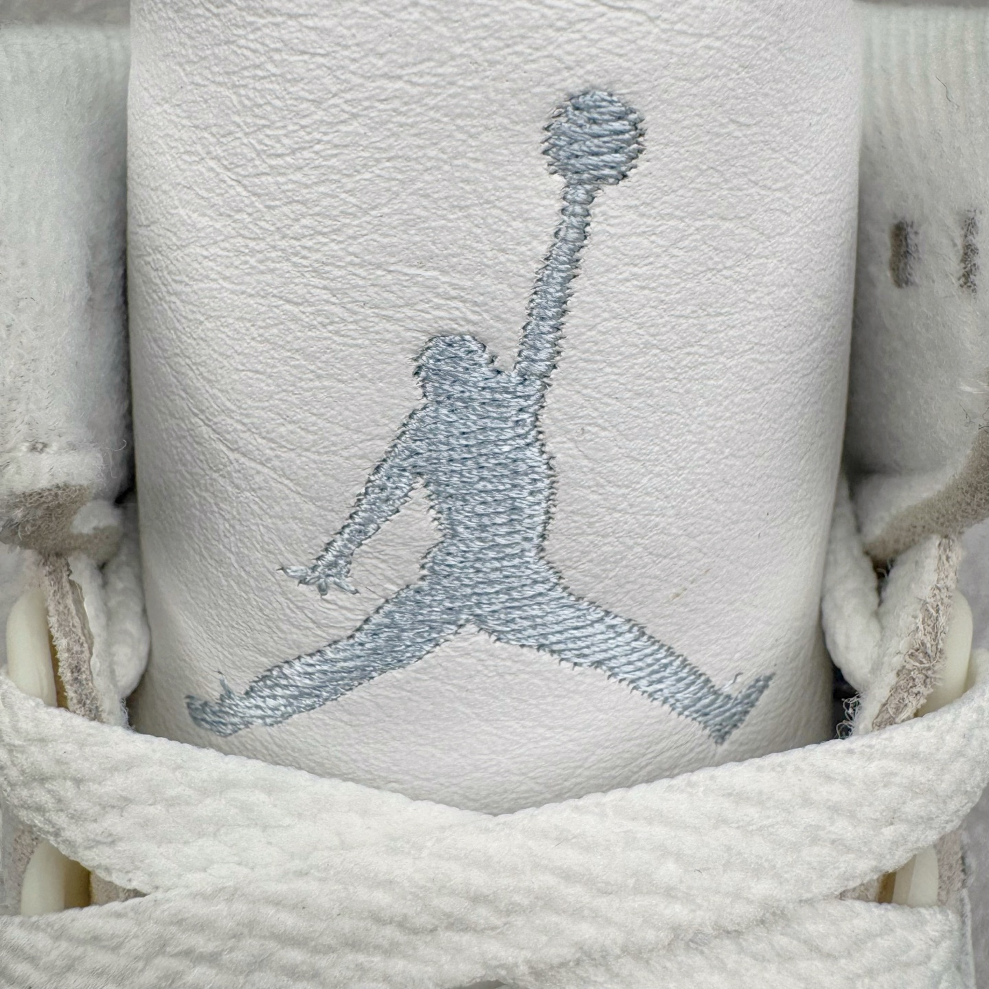 图片[18]-＃Lw纯原 Air Jordan AJ3 Retro Lucky Shorts 北卡蓝 CT8532-101 圈内最强三代系列 匠心打造 开发时长超过半年 目前可过各类鉴定或无法鉴定 裸鞋随便操作 全套原纸板楦头开发 原厂大底磨具加持立体防滑纹理 原装可视Air Sole气垫 原汁原味最完美的三代版型 唯一正确鞋头趴度弧度高度鞋身腰线 原厂TPU彩虹扎染后跟饰片 正确内里反口里网布 皮料菱角分明不变形无多余毛边 广东原厂zp同批次手工大底描漆拉丝 市场唯一原厂鞋扣模具 原厂织唛标 原厂飞人电绣工艺 尾指中部跳三针 独家绑鞋带手法 印刷中底布 四线拉帮 米色美纹纸贴合固定 进口港宝加持 后跟自然饱满 全鞋荧光划线卡点 追求极致完美 每一双都是工艺品 多重QC质检 超越公司货的品控标准 实实在在的免检产品 尺码：36 36.5 37.5 38 38.5 39 40 40.5 41 42 42.5 43 44 44.5 45 45.5 46 47.5 48.5-选品中心