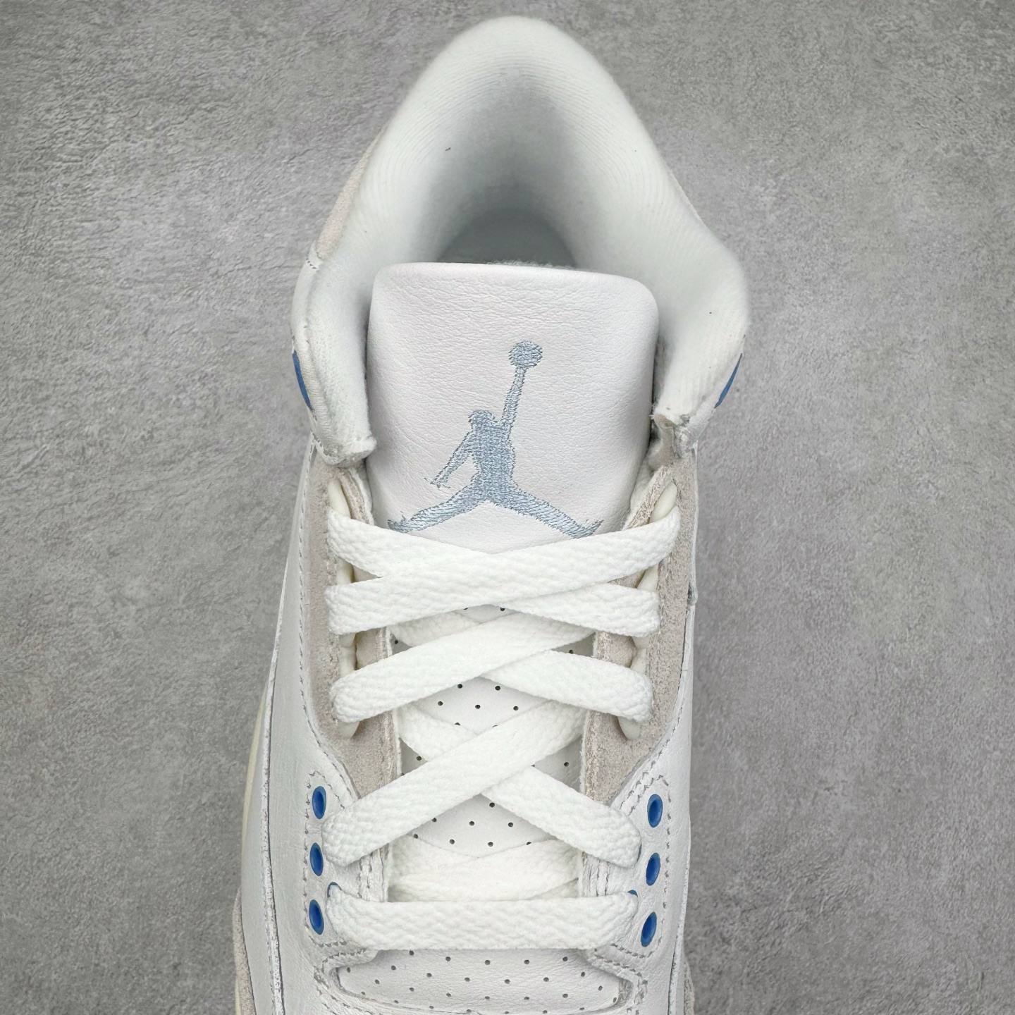 图片[5]-＃Lw纯原 Air Jordan AJ3 Retro Lucky Shorts 北卡蓝 CT8532-101 圈内最强三代系列 匠心打造 开发时长超过半年 目前可过各类鉴定或无法鉴定 裸鞋随便操作 全套原纸板楦头开发 原厂大底磨具加持立体防滑纹理 原装可视Air Sole气垫 原汁原味最完美的三代版型 唯一正确鞋头趴度弧度高度鞋身腰线 原厂TPU彩虹扎染后跟饰片 正确内里反口里网布 皮料菱角分明不变形无多余毛边 广东原厂zp同批次手工大底描漆拉丝 市场唯一原厂鞋扣模具 原厂织唛标 原厂飞人电绣工艺 尾指中部跳三针 独家绑鞋带手法 印刷中底布 四线拉帮 米色美纹纸贴合固定 进口港宝加持 后跟自然饱满 全鞋荧光划线卡点 追求极致完美 每一双都是工艺品 多重QC质检 超越公司货的品控标准 实实在在的免检产品 尺码：36 36.5 37.5 38 38.5 39 40 40.5 41 42 42.5 43 44 44.5 45 45.5 46 47.5 48.5-选品中心