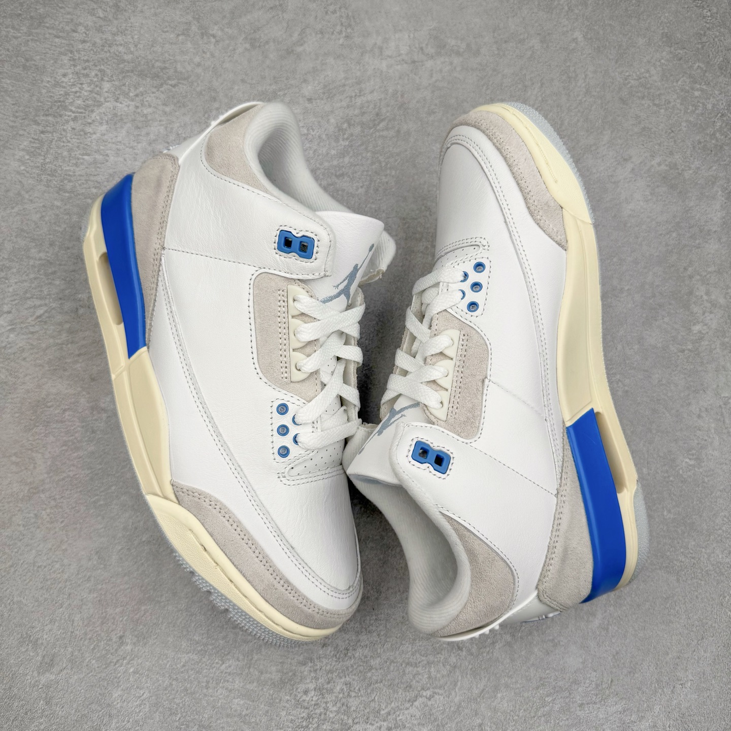 图片[3]-＃Lw纯原 Air Jordan AJ3 Retro Lucky Shorts 北卡蓝 CT8532-101 圈内最强三代系列 匠心打造 开发时长超过半年 目前可过各类鉴定或无法鉴定 裸鞋随便操作 全套原纸板楦头开发 原厂大底磨具加持立体防滑纹理 原装可视Air Sole气垫 原汁原味最完美的三代版型 唯一正确鞋头趴度弧度高度鞋身腰线 原厂TPU彩虹扎染后跟饰片 正确内里反口里网布 皮料菱角分明不变形无多余毛边 广东原厂zp同批次手工大底描漆拉丝 市场唯一原厂鞋扣模具 原厂织唛标 原厂飞人电绣工艺 尾指中部跳三针 独家绑鞋带手法 印刷中底布 四线拉帮 米色美纹纸贴合固定 进口港宝加持 后跟自然饱满 全鞋荧光划线卡点 追求极致完美 每一双都是工艺品 多重QC质检 超越公司货的品控标准 实实在在的免检产品 尺码：36 36.5 37.5 38 38.5 39 40 40.5 41 42 42.5 43 44 44.5 45 45.5 46 47.5 48.5-选品中心