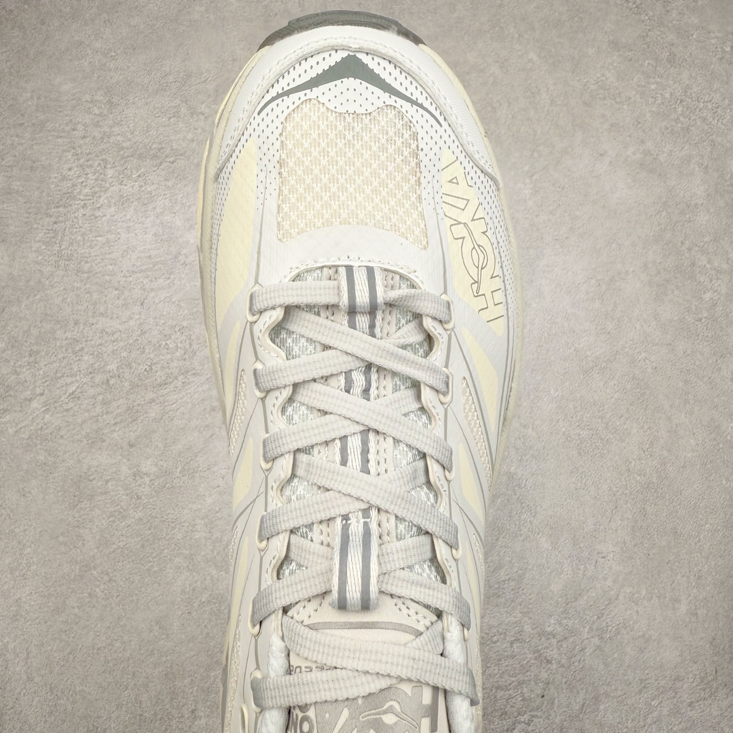 图片[4]-HOKA ONE ONE Mafate Speed 2 Low 玛法特2代系列低帮轻量户外越野休闲运动慢跑鞋 HOKA ONE ONE 最近推出了一个胶囊系列 Origin Story 这个系列里的 Mafate Speed 2 可以说让我日思夜想有一阵子了 最近终于拔草 让我来分享一下这双也是上脚赞到爆的越野跑鞋吧 以阿尔卑斯山脉作为主题将亮黄色与蓝色调覆盖在这经典轮廓之上 配色的呈现效果相当亮眼 以至于很多人买这个配色是用来日常搭配的 鞋面采用超轻的无缝架构 轻薄的TPU贴在透气的鞋面材料上 减轻重量同时也保证了支撑性 鞋底则采用滚动平衡技术 引导跑者回归自然步态 祖传的神奇EVA材质中底依旧是一如既往地表现优秀 能提供充足的缓震 作为HOKA家的越野跑鞋 VIBRAM 橡胶大底也是必不可少的 即便在复杂湿滑的地形 依旧能有良好的抓地力及稳定性 鞋带采用了弹性不易松脱的扁宽弹性鞋带 前掌与中掌部分也进行了加宽 也更加适合亚洲人的脚型 是一款十分全面且足够强悍的户外硬核越野鞋 而这双极其亮眼的越野跑鞋恰好又是在江山一百中参赛的UTMB冠军 Ludovic POMMERET 夺冠时穿着的战靴 这就让它变得更加有吸引力了 用来日常搭配的话短裤是基本不挑 长裤我个人推荐阔腿裤 工装裤以及各种长筒牛仔裤都可以 尺码：36 36.5 37.5 38 38.5 39 40 40.5 41 42 42.5 43 44 44.5 45-选品中心