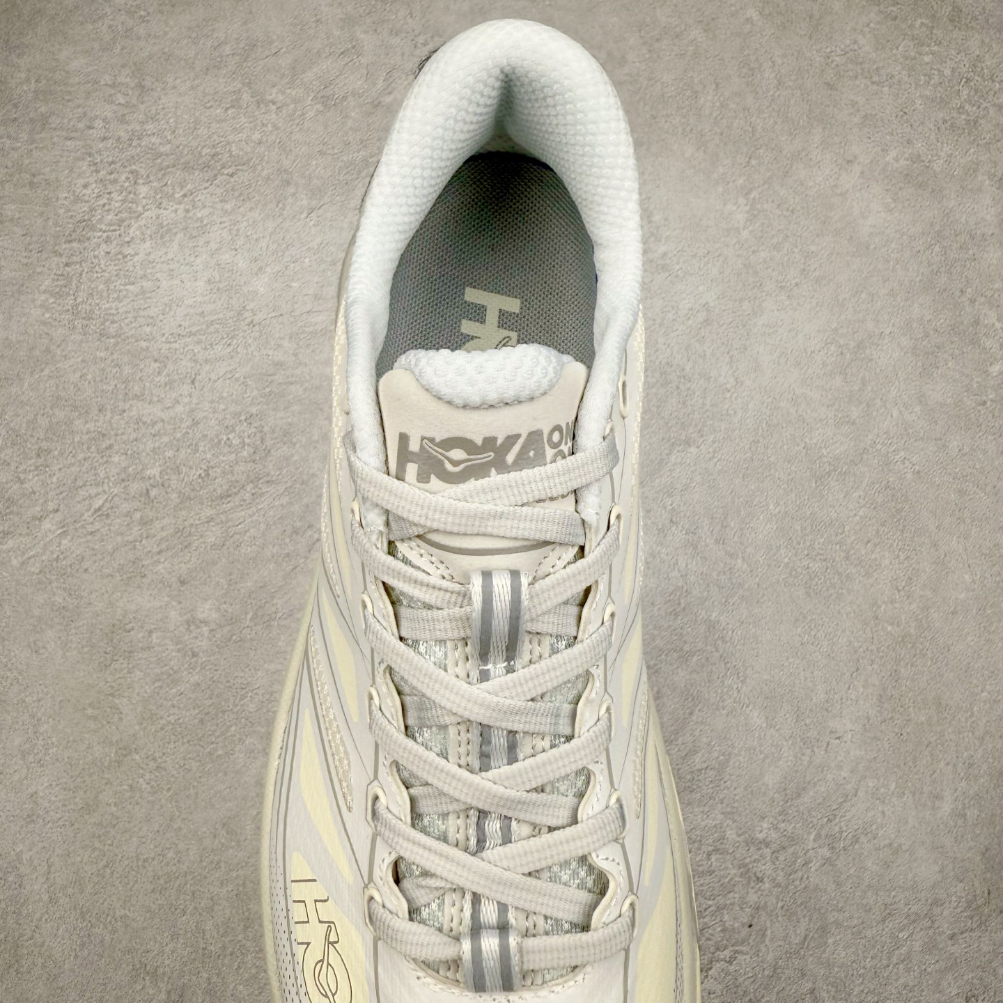 图片[5]-HOKA ONE ONE Mafate Speed 2 Low 玛法特2代系列低帮轻量户外越野休闲运动慢跑鞋 HOKA ONE ONE 最近推出了一个胶囊系列 Origin Story 这个系列里的 Mafate Speed 2 可以说让我日思夜想有一阵子了 最近终于拔草 让我来分享一下这双也是上脚赞到爆的越野跑鞋吧 以阿尔卑斯山脉作为主题将亮黄色与蓝色调覆盖在这经典轮廓之上 配色的呈现效果相当亮眼 以至于很多人买这个配色是用来日常搭配的 鞋面采用超轻的无缝架构 轻薄的TPU贴在透气的鞋面材料上 减轻重量同时也保证了支撑性 鞋底则采用滚动平衡技术 引导跑者回归自然步态 祖传的神奇EVA材质中底依旧是一如既往地表现优秀 能提供充足的缓震 作为HOKA家的越野跑鞋 VIBRAM 橡胶大底也是必不可少的 即便在复杂湿滑的地形 依旧能有良好的抓地力及稳定性 鞋带采用了弹性不易松脱的扁宽弹性鞋带 前掌与中掌部分也进行了加宽 也更加适合亚洲人的脚型 是一款十分全面且足够强悍的户外硬核越野鞋 而这双极其亮眼的越野跑鞋恰好又是在江山一百中参赛的UTMB冠军 Ludovic POMMERET 夺冠时穿着的战靴 这就让它变得更加有吸引力了 用来日常搭配的话短裤是基本不挑 长裤我个人推荐阔腿裤 工装裤以及各种长筒牛仔裤都可以 尺码：36 36.5 37.5 38 38.5 39 40 40.5 41 42 42.5 43 44 44.5 45-选品中心