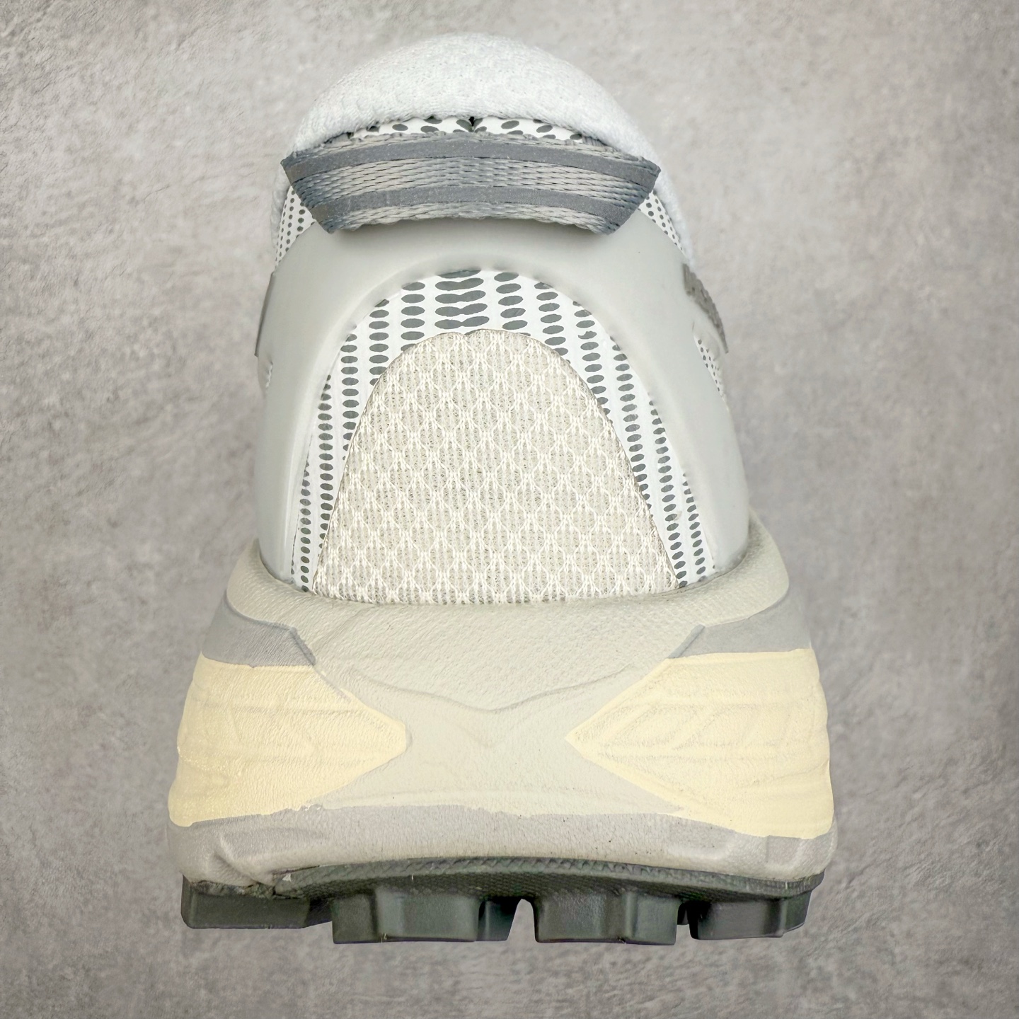 图片[8]-HOKA ONE ONE Mafate Speed 2 Low 玛法特2代系列低帮轻量户外越野休闲运动慢跑鞋 HOKA ONE ONE 最近推出了一个胶囊系列 Origin Story 这个系列里的 Mafate Speed 2 可以说让我日思夜想有一阵子了 最近终于拔草 让我来分享一下这双也是上脚赞到爆的越野跑鞋吧 以阿尔卑斯山脉作为主题将亮黄色与蓝色调覆盖在这经典轮廓之上 配色的呈现效果相当亮眼 以至于很多人买这个配色是用来日常搭配的 鞋面采用超轻的无缝架构 轻薄的TPU贴在透气的鞋面材料上 减轻重量同时也保证了支撑性 鞋底则采用滚动平衡技术 引导跑者回归自然步态 祖传的神奇EVA材质中底依旧是一如既往地表现优秀 能提供充足的缓震 作为HOKA家的越野跑鞋 VIBRAM 橡胶大底也是必不可少的 即便在复杂湿滑的地形 依旧能有良好的抓地力及稳定性 鞋带采用了弹性不易松脱的扁宽弹性鞋带 前掌与中掌部分也进行了加宽 也更加适合亚洲人的脚型 是一款十分全面且足够强悍的户外硬核越野鞋 而这双极其亮眼的越野跑鞋恰好又是在江山一百中参赛的UTMB冠军 Ludovic POMMERET 夺冠时穿着的战靴 这就让它变得更加有吸引力了 用来日常搭配的话短裤是基本不挑 长裤我个人推荐阔腿裤 工装裤以及各种长筒牛仔裤都可以 尺码：36 36.5 37.5 38 38.5 39 40 40.5 41 42 42.5 43 44 44.5 45-选品中心