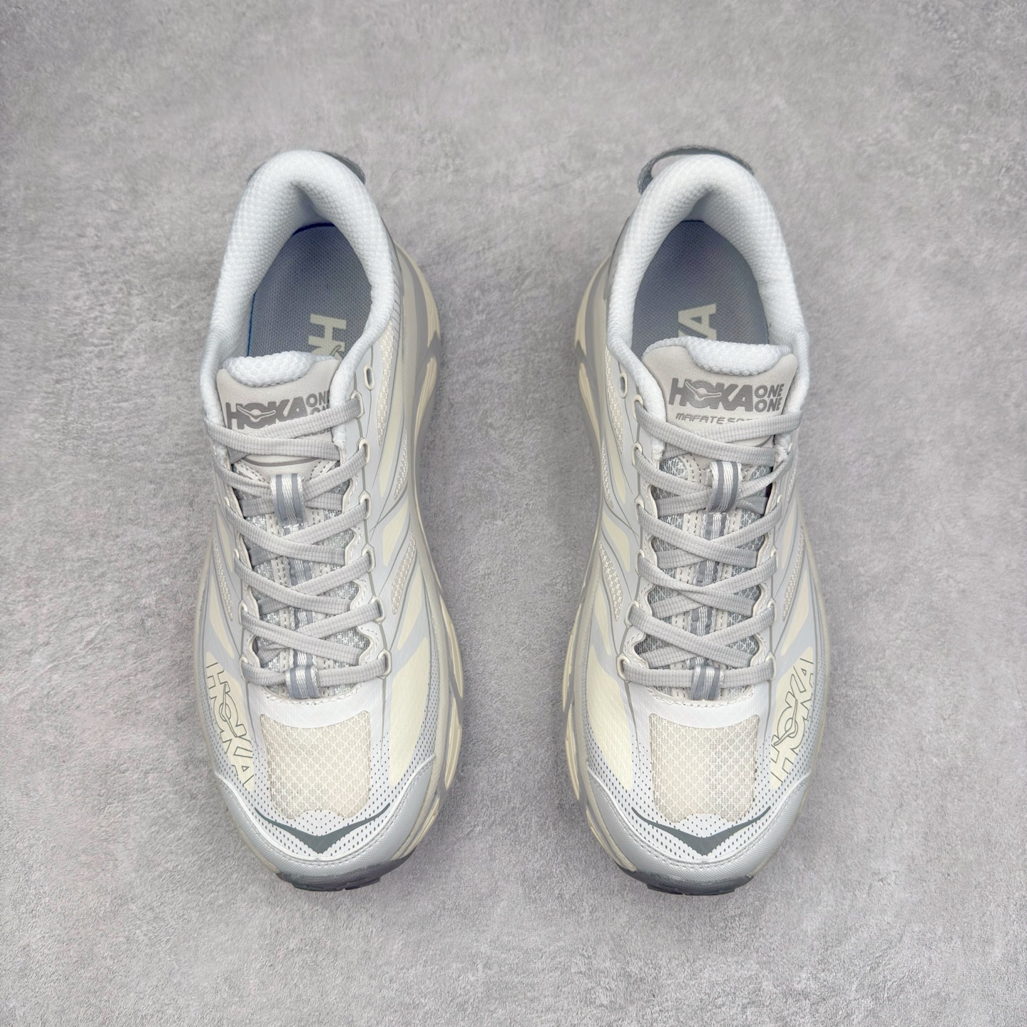 图片[2]-HOKA ONE ONE Mafate Speed 2 Low 玛法特2代系列低帮轻量户外越野休闲运动慢跑鞋 HOKA ONE ONE 最近推出了一个胶囊系列 Origin Story 这个系列里的 Mafate Speed 2 可以说让我日思夜想有一阵子了 最近终于拔草 让我来分享一下这双也是上脚赞到爆的越野跑鞋吧 以阿尔卑斯山脉作为主题将亮黄色与蓝色调覆盖在这经典轮廓之上 配色的呈现效果相当亮眼 以至于很多人买这个配色是用来日常搭配的 鞋面采用超轻的无缝架构 轻薄的TPU贴在透气的鞋面材料上 减轻重量同时也保证了支撑性 鞋底则采用滚动平衡技术 引导跑者回归自然步态 祖传的神奇EVA材质中底依旧是一如既往地表现优秀 能提供充足的缓震 作为HOKA家的越野跑鞋 VIBRAM 橡胶大底也是必不可少的 即便在复杂湿滑的地形 依旧能有良好的抓地力及稳定性 鞋带采用了弹性不易松脱的扁宽弹性鞋带 前掌与中掌部分也进行了加宽 也更加适合亚洲人的脚型 是一款十分全面且足够强悍的户外硬核越野鞋 而这双极其亮眼的越野跑鞋恰好又是在江山一百中参赛的UTMB冠军 Ludovic POMMERET 夺冠时穿着的战靴 这就让它变得更加有吸引力了 用来日常搭配的话短裤是基本不挑 长裤我个人推荐阔腿裤 工装裤以及各种长筒牛仔裤都可以 尺码：36 36.5 37.5 38 38.5 39 40 40.5 41 42 42.5 43 44 44.5 45-选品中心