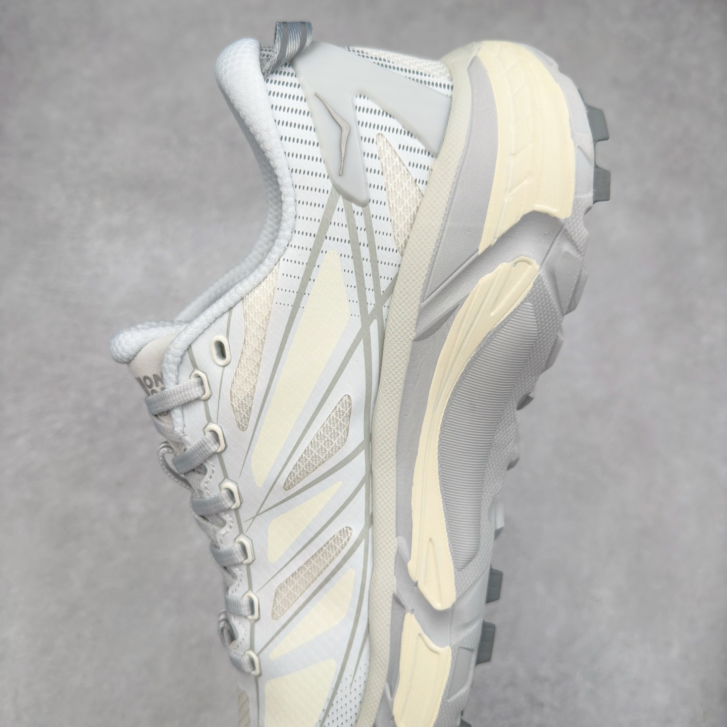 图片[7]-HOKA ONE ONE Mafate Speed 2 Low 玛法特2代系列低帮轻量户外越野休闲运动慢跑鞋 HOKA ONE ONE 最近推出了一个胶囊系列 Origin Story 这个系列里的 Mafate Speed 2 可以说让我日思夜想有一阵子了 最近终于拔草 让我来分享一下这双也是上脚赞到爆的越野跑鞋吧 以阿尔卑斯山脉作为主题将亮黄色与蓝色调覆盖在这经典轮廓之上 配色的呈现效果相当亮眼 以至于很多人买这个配色是用来日常搭配的 鞋面采用超轻的无缝架构 轻薄的TPU贴在透气的鞋面材料上 减轻重量同时也保证了支撑性 鞋底则采用滚动平衡技术 引导跑者回归自然步态 祖传的神奇EVA材质中底依旧是一如既往地表现优秀 能提供充足的缓震 作为HOKA家的越野跑鞋 VIBRAM 橡胶大底也是必不可少的 即便在复杂湿滑的地形 依旧能有良好的抓地力及稳定性 鞋带采用了弹性不易松脱的扁宽弹性鞋带 前掌与中掌部分也进行了加宽 也更加适合亚洲人的脚型 是一款十分全面且足够强悍的户外硬核越野鞋 而这双极其亮眼的越野跑鞋恰好又是在江山一百中参赛的UTMB冠军 Ludovic POMMERET 夺冠时穿着的战靴 这就让它变得更加有吸引力了 用来日常搭配的话短裤是基本不挑 长裤我个人推荐阔腿裤 工装裤以及各种长筒牛仔裤都可以 尺码：36 36.5 37.5 38 38.5 39 40 40.5 41 42 42.5 43 44 44.5 45-选品中心