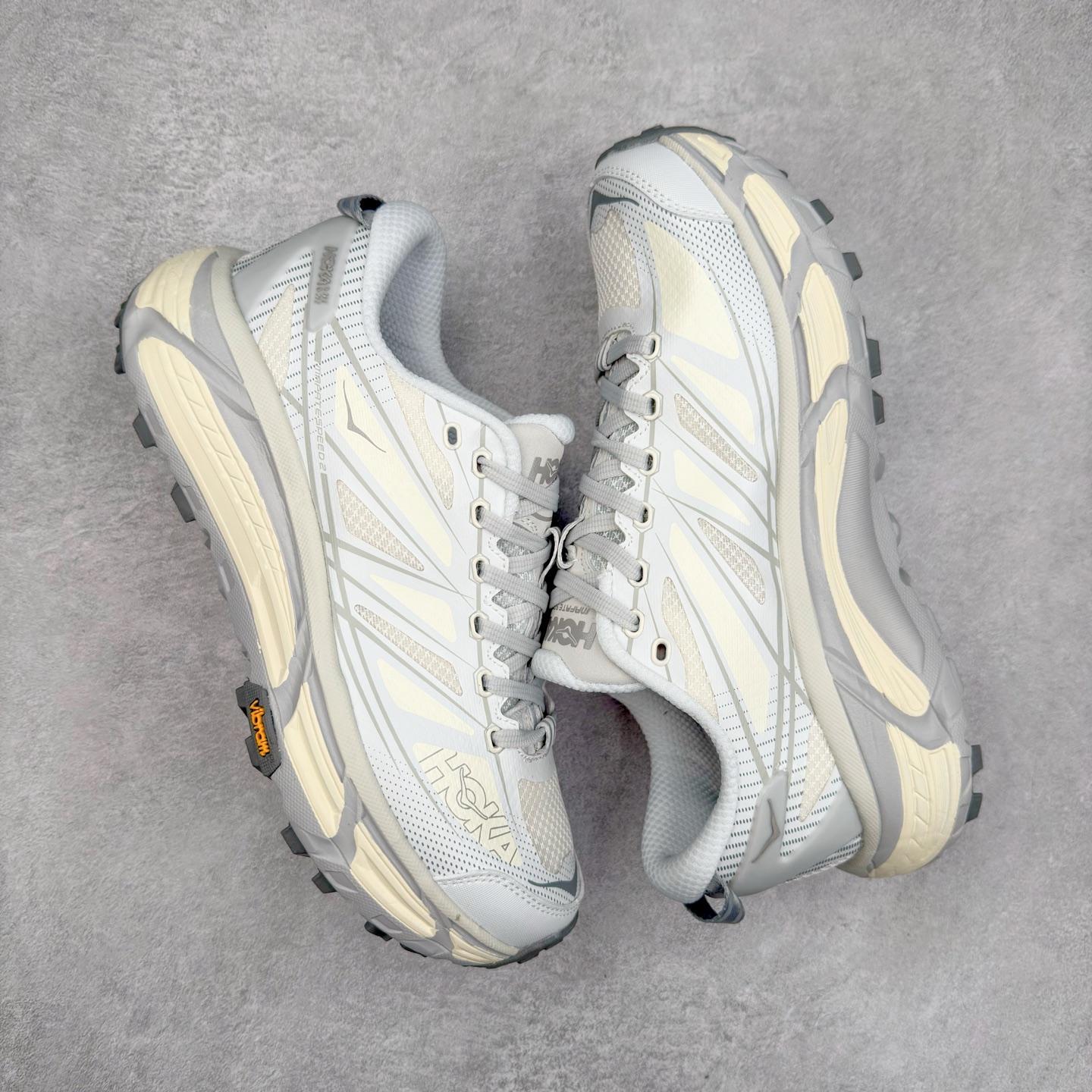 图片[3]-HOKA ONE ONE Mafate Speed 2 Low 玛法特2代系列低帮轻量户外越野休闲运动慢跑鞋 HOKA ONE ONE 最近推出了一个胶囊系列 Origin Story 这个系列里的 Mafate Speed 2 可以说让我日思夜想有一阵子了 最近终于拔草 让我来分享一下这双也是上脚赞到爆的越野跑鞋吧 以阿尔卑斯山脉作为主题将亮黄色与蓝色调覆盖在这经典轮廓之上 配色的呈现效果相当亮眼 以至于很多人买这个配色是用来日常搭配的 鞋面采用超轻的无缝架构 轻薄的TPU贴在透气的鞋面材料上 减轻重量同时也保证了支撑性 鞋底则采用滚动平衡技术 引导跑者回归自然步态 祖传的神奇EVA材质中底依旧是一如既往地表现优秀 能提供充足的缓震 作为HOKA家的越野跑鞋 VIBRAM 橡胶大底也是必不可少的 即便在复杂湿滑的地形 依旧能有良好的抓地力及稳定性 鞋带采用了弹性不易松脱的扁宽弹性鞋带 前掌与中掌部分也进行了加宽 也更加适合亚洲人的脚型 是一款十分全面且足够强悍的户外硬核越野鞋 而这双极其亮眼的越野跑鞋恰好又是在江山一百中参赛的UTMB冠军 Ludovic POMMERET 夺冠时穿着的战靴 这就让它变得更加有吸引力了 用来日常搭配的话短裤是基本不挑 长裤我个人推荐阔腿裤 工装裤以及各种长筒牛仔裤都可以 尺码：36 36.5 37.5 38 38.5 39 40 40.5 41 42 42.5 43 44 44.5 45-选品中心