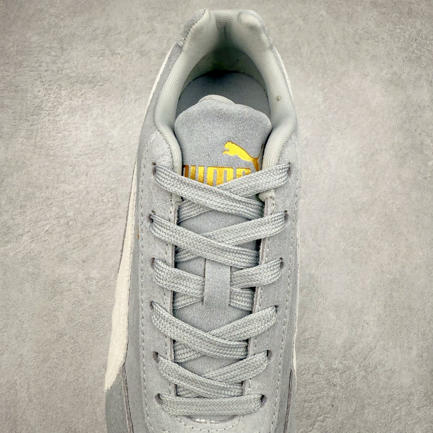 图片[5]-＃TG特价福利 PUMA Speedca OG 彪马极速赛车系列低帮德训风拼接复古百搭休闲运动赛车鞋 鞋款从80、90年代赛车手所穿的防火赛车鞋为原型，鞋身线条模仿了赛车的流线廓形，体现了空气动力学原理的结构。简约流畅的外观，恰好又和贯穿其中的Formstrip Logo融合恰到好处，视觉上细节丰富且协调。本次Speedcat OG鞋款归来，最大看点自然式保留了窄版鞋型以及薄底构造。这两年各品牌鞋底越做越厚，Speedcat反其道而行之，上脚几乎无鞋底的效果带来耳目一新的视觉体验。鞋面依旧是以质感细腻的麂皮材质打造，并且大面积近乎全包裹的使用，复古味道也愈发浓烈。配色上更是将最原始的黑色和红色带回，向F1赛车队的标志性队服致敬。相信让各位一眼种草的更多是出挑的大红色，上脚即可瞬间点亮整体造型，在以球鞋为核心的OOTD中脱颖而出。而另一款黑色则是低调的万金油，彰显新潮个性的同时又不喧宾夺主，也是热爱简约系穿搭朋友的首选。 尺码：35.5 36 37 37.5 38 38.5 39 40 40.5 41 42 42.5 43 44 44.5 45-选品中心