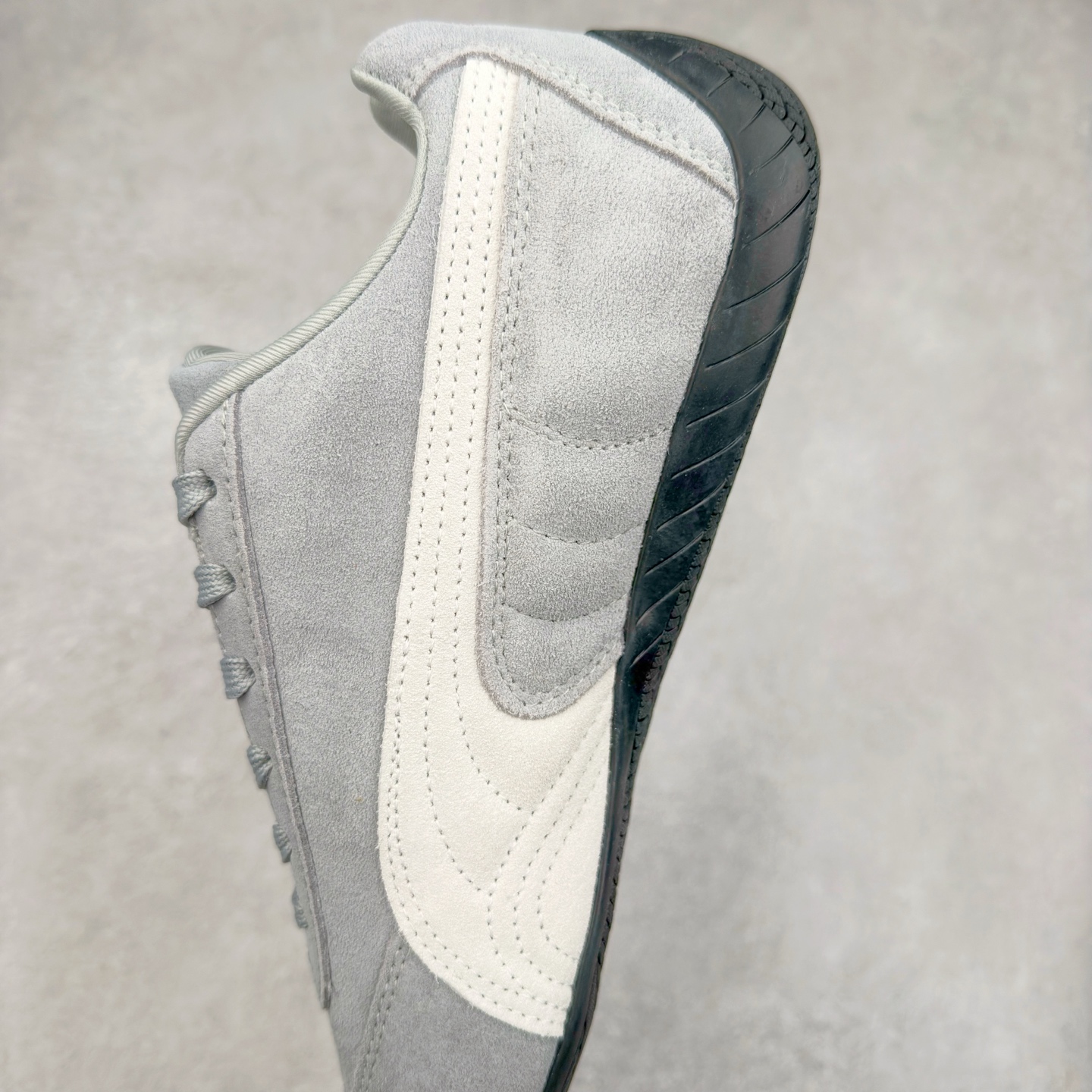 图片[7]-＃TG特价福利 PUMA Speedca OG 彪马极速赛车系列低帮德训风拼接复古百搭休闲运动赛车鞋 鞋款从80、90年代赛车手所穿的防火赛车鞋为原型，鞋身线条模仿了赛车的流线廓形，体现了空气动力学原理的结构。简约流畅的外观，恰好又和贯穿其中的Formstrip Logo融合恰到好处，视觉上细节丰富且协调。本次Speedcat OG鞋款归来，最大看点自然式保留了窄版鞋型以及薄底构造。这两年各品牌鞋底越做越厚，Speedcat反其道而行之，上脚几乎无鞋底的效果带来耳目一新的视觉体验。鞋面依旧是以质感细腻的麂皮材质打造，并且大面积近乎全包裹的使用，复古味道也愈发浓烈。配色上更是将最原始的黑色和红色带回，向F1赛车队的标志性队服致敬。相信让各位一眼种草的更多是出挑的大红色，上脚即可瞬间点亮整体造型，在以球鞋为核心的OOTD中脱颖而出。而另一款黑色则是低调的万金油，彰显新潮个性的同时又不喧宾夺主，也是热爱简约系穿搭朋友的首选。 尺码：35.5 36 37 37.5 38 38.5 39 40 40.5 41 42 42.5 43 44 44.5 45-选品中心