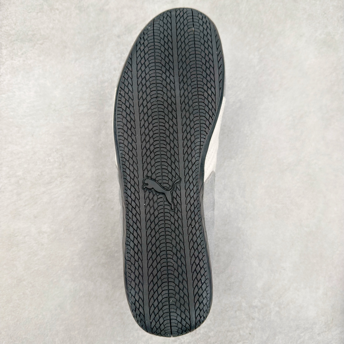 图片[9]-＃TG特价福利 PUMA Speedca OG 彪马极速赛车系列低帮德训风拼接复古百搭休闲运动赛车鞋 鞋款从80、90年代赛车手所穿的防火赛车鞋为原型，鞋身线条模仿了赛车的流线廓形，体现了空气动力学原理的结构。简约流畅的外观，恰好又和贯穿其中的Formstrip Logo融合恰到好处，视觉上细节丰富且协调。本次Speedcat OG鞋款归来，最大看点自然式保留了窄版鞋型以及薄底构造。这两年各品牌鞋底越做越厚，Speedcat反其道而行之，上脚几乎无鞋底的效果带来耳目一新的视觉体验。鞋面依旧是以质感细腻的麂皮材质打造，并且大面积近乎全包裹的使用，复古味道也愈发浓烈。配色上更是将最原始的黑色和红色带回，向F1赛车队的标志性队服致敬。相信让各位一眼种草的更多是出挑的大红色，上脚即可瞬间点亮整体造型，在以球鞋为核心的OOTD中脱颖而出。而另一款黑色则是低调的万金油，彰显新潮个性的同时又不喧宾夺主，也是热爱简约系穿搭朋友的首选。 尺码：35.5 36 37 37.5 38 38.5 39 40 40.5 41 42 42.5 43 44 44.5 45-选品中心