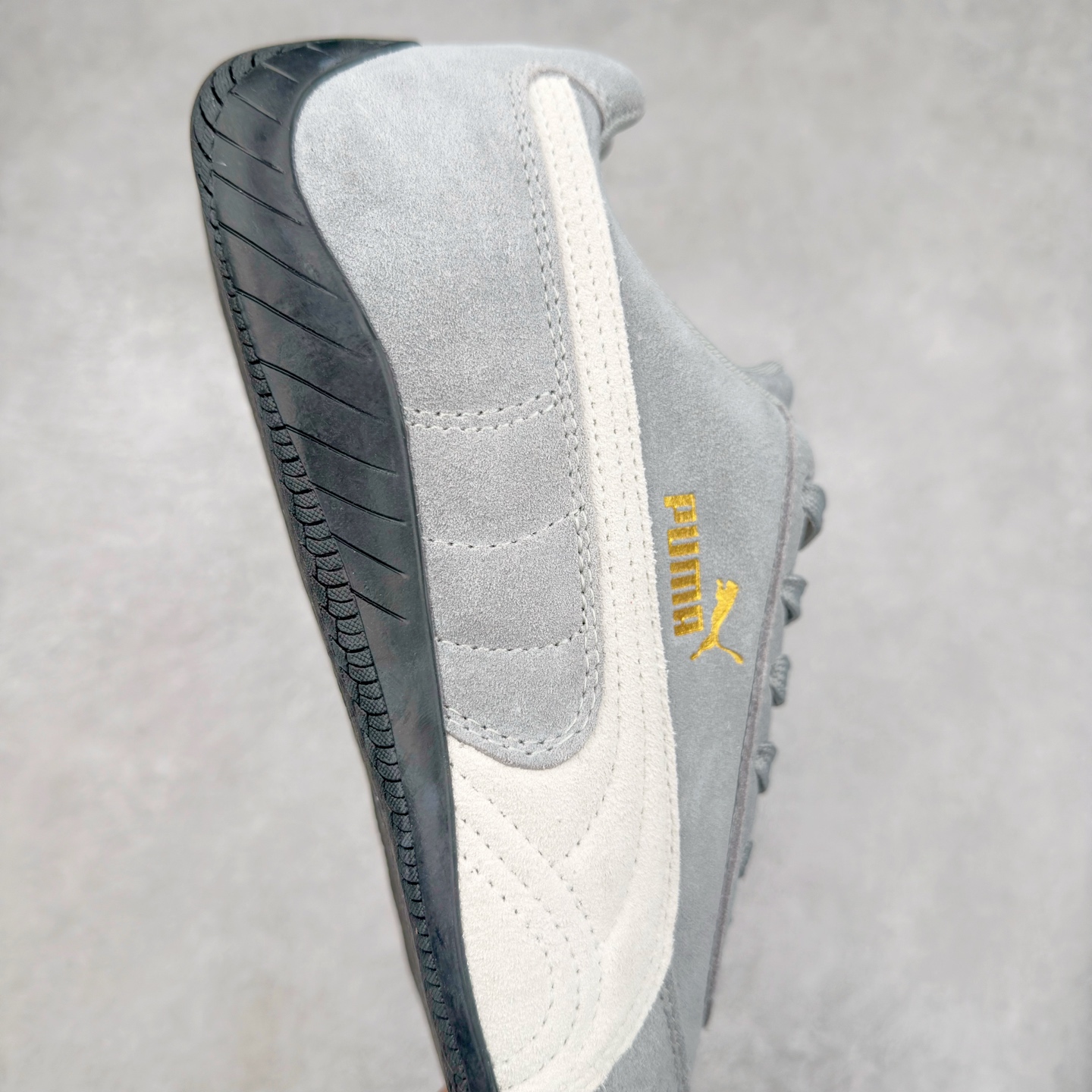 图片[6]-＃TG特价福利 PUMA Speedca OG 彪马极速赛车系列低帮德训风拼接复古百搭休闲运动赛车鞋 鞋款从80、90年代赛车手所穿的防火赛车鞋为原型，鞋身线条模仿了赛车的流线廓形，体现了空气动力学原理的结构。简约流畅的外观，恰好又和贯穿其中的Formstrip Logo融合恰到好处，视觉上细节丰富且协调。本次Speedcat OG鞋款归来，最大看点自然式保留了窄版鞋型以及薄底构造。这两年各品牌鞋底越做越厚，Speedcat反其道而行之，上脚几乎无鞋底的效果带来耳目一新的视觉体验。鞋面依旧是以质感细腻的麂皮材质打造，并且大面积近乎全包裹的使用，复古味道也愈发浓烈。配色上更是将最原始的黑色和红色带回，向F1赛车队的标志性队服致敬。相信让各位一眼种草的更多是出挑的大红色，上脚即可瞬间点亮整体造型，在以球鞋为核心的OOTD中脱颖而出。而另一款黑色则是低调的万金油，彰显新潮个性的同时又不喧宾夺主，也是热爱简约系穿搭朋友的首选。 尺码：35.5 36 37 37.5 38 38.5 39 40 40.5 41 42 42.5 43 44 44.5 45-选品中心