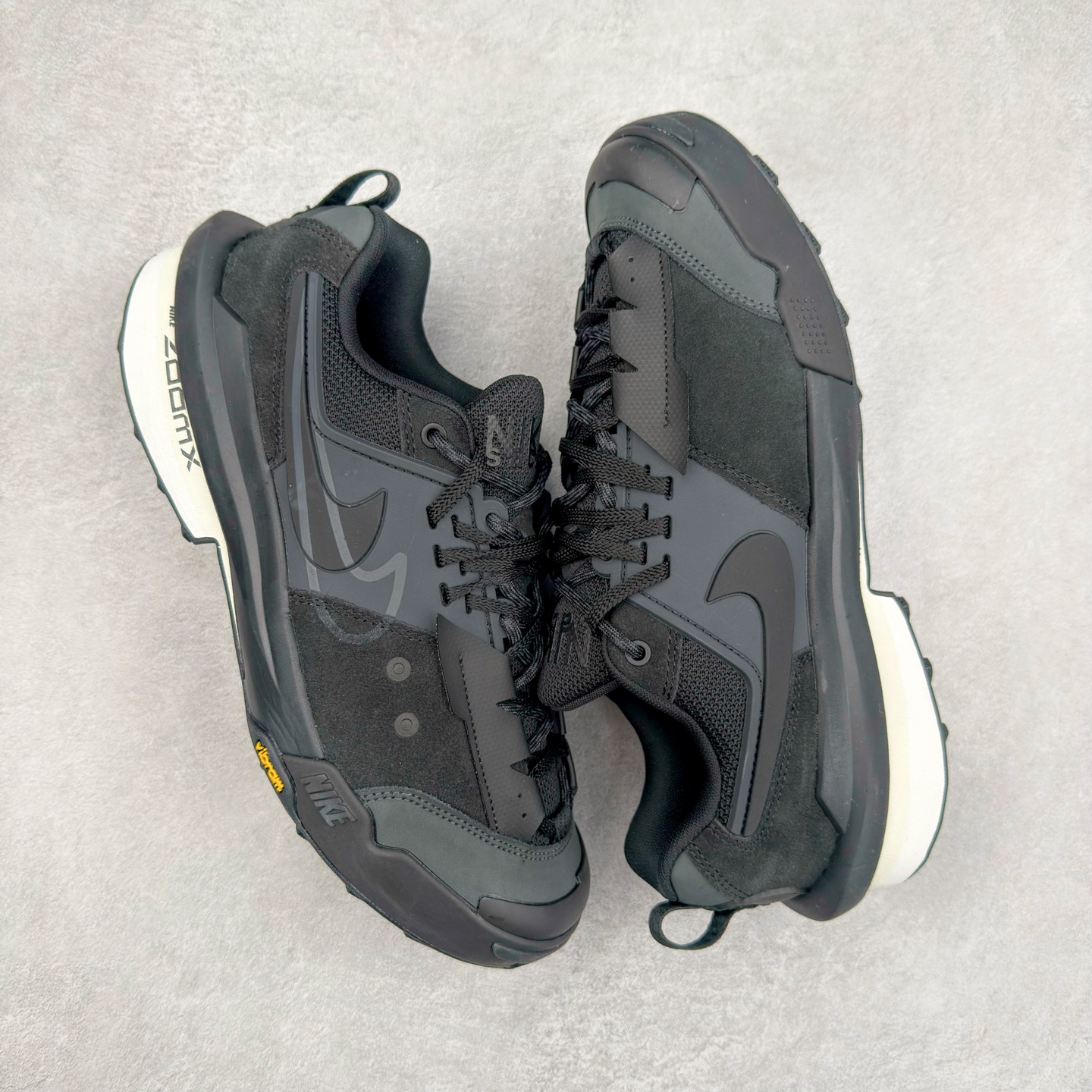 图片[3]-Sacai x NK Zegamadome SP 联名款舒适防滑耐磨低帮生活休闲鞋 HQ8618-001 整双鞋采用了 Zoom X 缓震科技和 Vibram 外底 在保证舒适度的同时又兼顾了耐用性 并且提供了出色的抓地力 鞋面则是全新 ZoomX Zegama 科技 将网眼和绒面革材质融合而成的全新科技面料 兼顾透气性与耐用性 尺码：36 36.5 37.5 38 38.5 39 40 40.5 41 42 42.5 43 44 44.5 45 46-选品中心