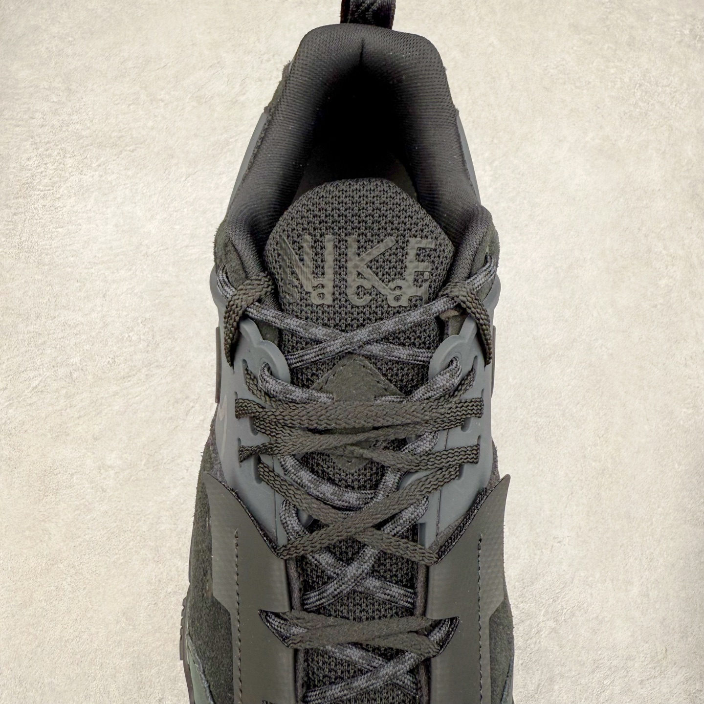 图片[5]-Sacai x NK Zegamadome SP 联名款舒适防滑耐磨低帮生活休闲鞋 HQ8618-001 整双鞋采用了 Zoom X 缓震科技和 Vibram 外底 在保证舒适度的同时又兼顾了耐用性 并且提供了出色的抓地力 鞋面则是全新 ZoomX Zegama 科技 将网眼和绒面革材质融合而成的全新科技面料 兼顾透气性与耐用性 尺码：36 36.5 37.5 38 38.5 39 40 40.5 41 42 42.5 43 44 44.5 45 46-选品中心