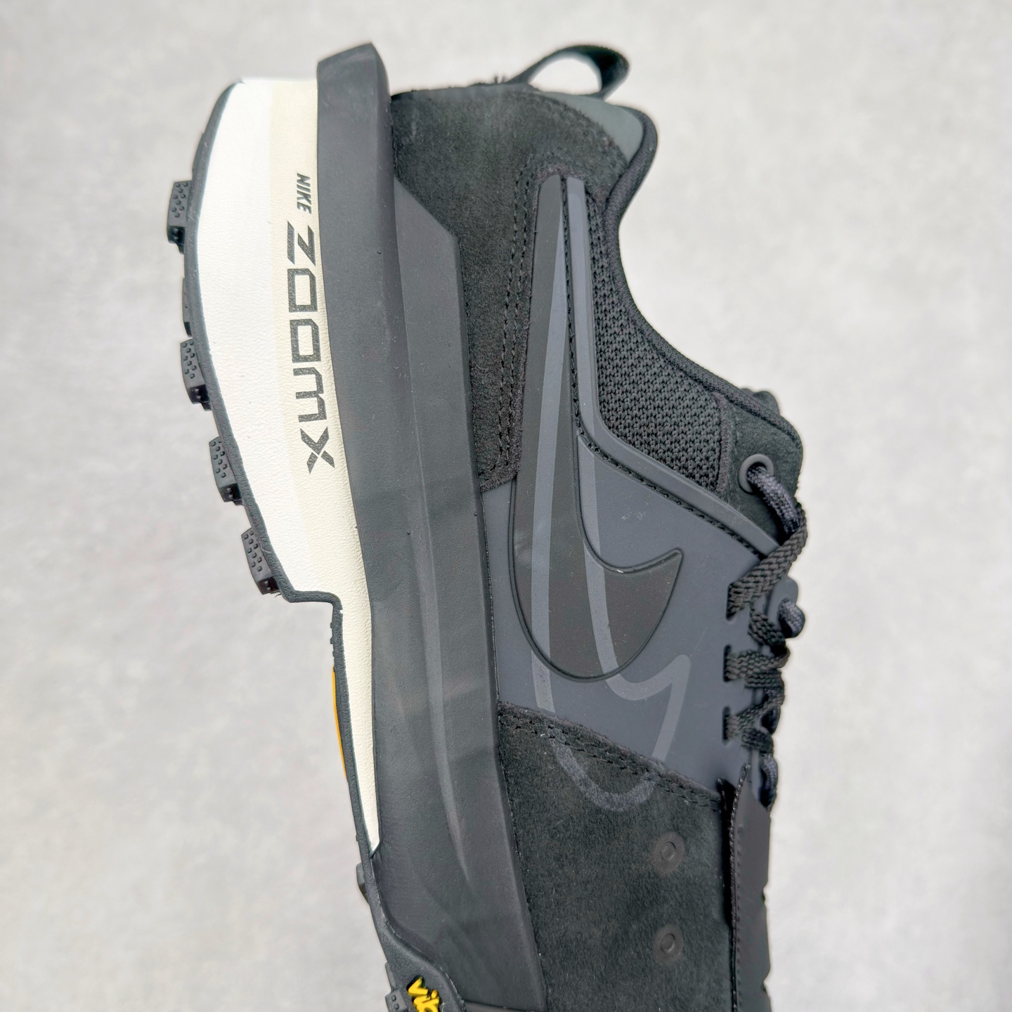 图片[6]-Sacai x NK Zegamadome SP 联名款舒适防滑耐磨低帮生活休闲鞋 HQ8618-001 整双鞋采用了 Zoom X 缓震科技和 Vibram 外底 在保证舒适度的同时又兼顾了耐用性 并且提供了出色的抓地力 鞋面则是全新 ZoomX Zegama 科技 将网眼和绒面革材质融合而成的全新科技面料 兼顾透气性与耐用性 尺码：36 36.5 37.5 38 38.5 39 40 40.5 41 42 42.5 43 44 44.5 45 46-选品中心