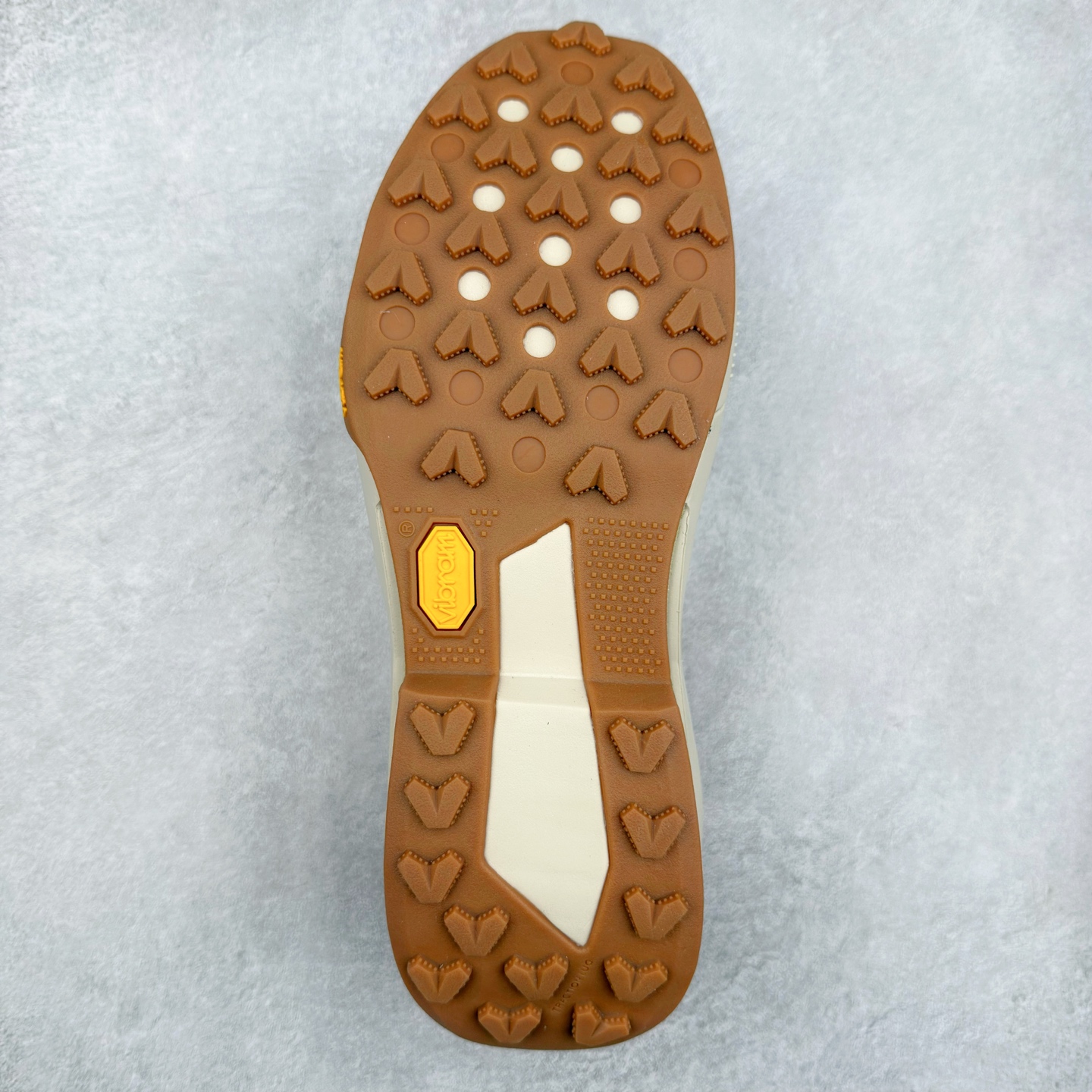 图片[9]-Sacai x NK Zegamadome SP 联名款舒适防滑耐磨低帮生活休闲鞋 HQ8618-100 整双鞋采用了 Zoom X 缓震科技和 Vibram 外底 在保证舒适度的同时又兼顾了耐用性 并且提供了出色的抓地力 鞋面则是全新 ZoomX Zegama 科技 将网眼和绒面革材质融合而成的全新科技面料 兼顾透气性与耐用性 尺码：36 36.5 37.5 38 38.5 39 40 40.5 41 42 42.5 43 44 44.5 45 46-选品中心