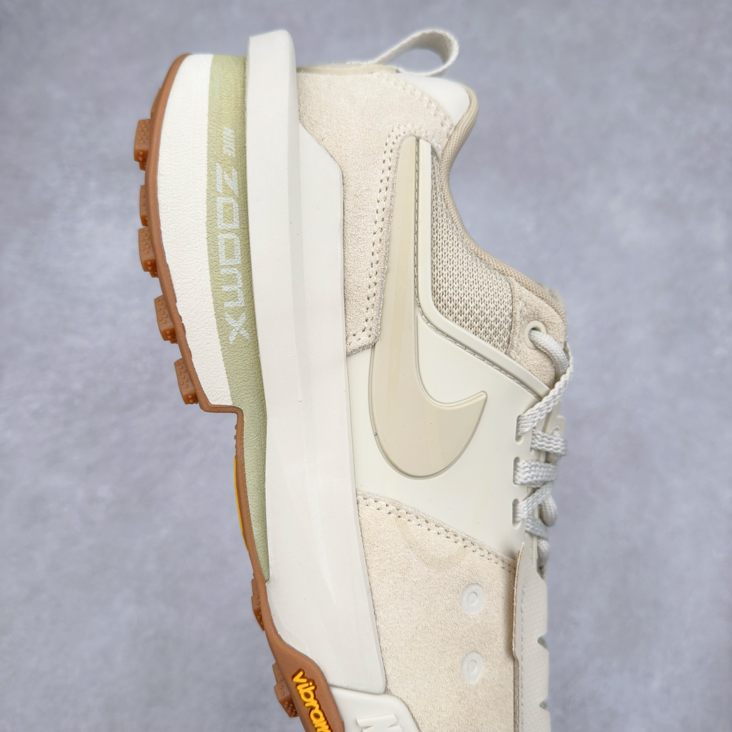 图片[6]-Sacai x NK Zegamadome SP 联名款舒适防滑耐磨低帮生活休闲鞋 HQ8618-100 整双鞋采用了 Zoom X 缓震科技和 Vibram 外底 在保证舒适度的同时又兼顾了耐用性 并且提供了出色的抓地力 鞋面则是全新 ZoomX Zegama 科技 将网眼和绒面革材质融合而成的全新科技面料 兼顾透气性与耐用性 尺码：36 36.5 37.5 38 38.5 39 40 40.5 41 42 42.5 43 44 44.5 45 46-选品中心