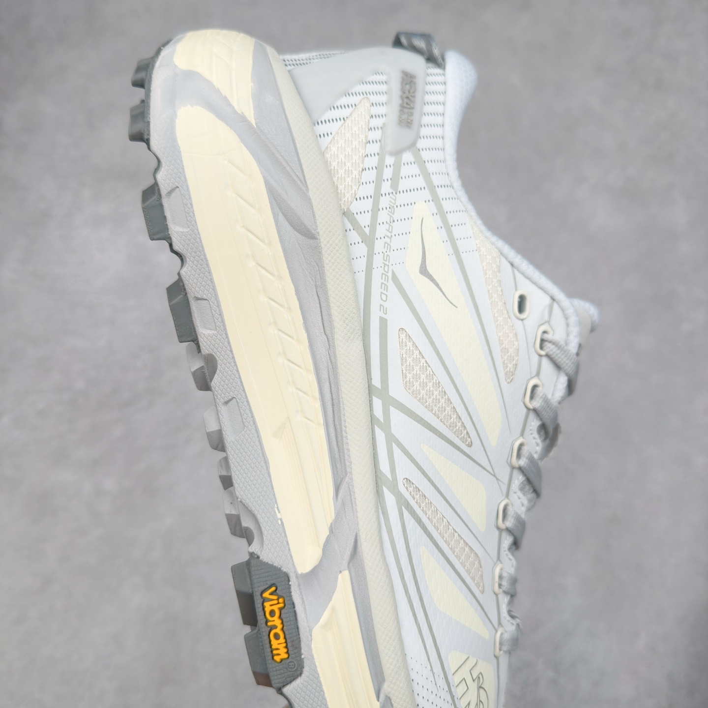 图片[6]-HOKA ONE ONE Mafate Speed 2 Low 玛法特2代系列低帮轻量户外越野休闲运动慢跑鞋 HOKA ONE ONE 最近推出了一个胶囊系列 Origin Story 这个系列里的 Mafate Speed 2 可以说让我日思夜想有一阵子了 最近终于拔草 让我来分享一下这双也是上脚赞到爆的越野跑鞋吧 以阿尔卑斯山脉作为主题将亮黄色与蓝色调覆盖在这经典轮廓之上 配色的呈现效果相当亮眼 以至于很多人买这个配色是用来日常搭配的 鞋面采用超轻的无缝架构 轻薄的TPU贴在透气的鞋面材料上 减轻重量同时也保证了支撑性 鞋底则采用滚动平衡技术 引导跑者回归自然步态 祖传的神奇EVA材质中底依旧是一如既往地表现优秀 能提供充足的缓震 作为HOKA家的越野跑鞋 VIBRAM 橡胶大底也是必不可少的 即便在复杂湿滑的地形 依旧能有良好的抓地力及稳定性 鞋带采用了弹性不易松脱的扁宽弹性鞋带 前掌与中掌部分也进行了加宽 也更加适合亚洲人的脚型 是一款十分全面且足够强悍的户外硬核越野鞋 而这双极其亮眼的越野跑鞋恰好又是在江山一百中参赛的UTMB冠军 Ludovic POMMERET 夺冠时穿着的战靴 这就让它变得更加有吸引力了 用来日常搭配的话短裤是基本不挑 长裤我个人推荐阔腿裤 工装裤以及各种长筒牛仔裤都可以 尺码：36 36.5 37.5 38 38.5 39 40 40.5 41 42 42.5 43 44 44.5 45-选品中心