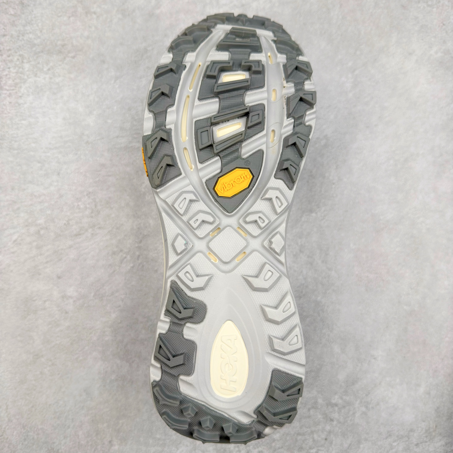 图片[9]-HOKA ONE ONE Mafate Speed 2 Low 玛法特2代系列低帮轻量户外越野休闲运动慢跑鞋 HOKA ONE ONE 最近推出了一个胶囊系列 Origin Story 这个系列里的 Mafate Speed 2 可以说让我日思夜想有一阵子了 最近终于拔草 让我来分享一下这双也是上脚赞到爆的越野跑鞋吧 以阿尔卑斯山脉作为主题将亮黄色与蓝色调覆盖在这经典轮廓之上 配色的呈现效果相当亮眼 以至于很多人买这个配色是用来日常搭配的 鞋面采用超轻的无缝架构 轻薄的TPU贴在透气的鞋面材料上 减轻重量同时也保证了支撑性 鞋底则采用滚动平衡技术 引导跑者回归自然步态 祖传的神奇EVA材质中底依旧是一如既往地表现优秀 能提供充足的缓震 作为HOKA家的越野跑鞋 VIBRAM 橡胶大底也是必不可少的 即便在复杂湿滑的地形 依旧能有良好的抓地力及稳定性 鞋带采用了弹性不易松脱的扁宽弹性鞋带 前掌与中掌部分也进行了加宽 也更加适合亚洲人的脚型 是一款十分全面且足够强悍的户外硬核越野鞋 而这双极其亮眼的越野跑鞋恰好又是在江山一百中参赛的UTMB冠军 Ludovic POMMERET 夺冠时穿着的战靴 这就让它变得更加有吸引力了 用来日常搭配的话短裤是基本不挑 长裤我个人推荐阔腿裤 工装裤以及各种长筒牛仔裤都可以 尺码：36 36.5 37.5 38 38.5 39 40 40.5 41 42 42.5 43 44 44.5 45-选品中心