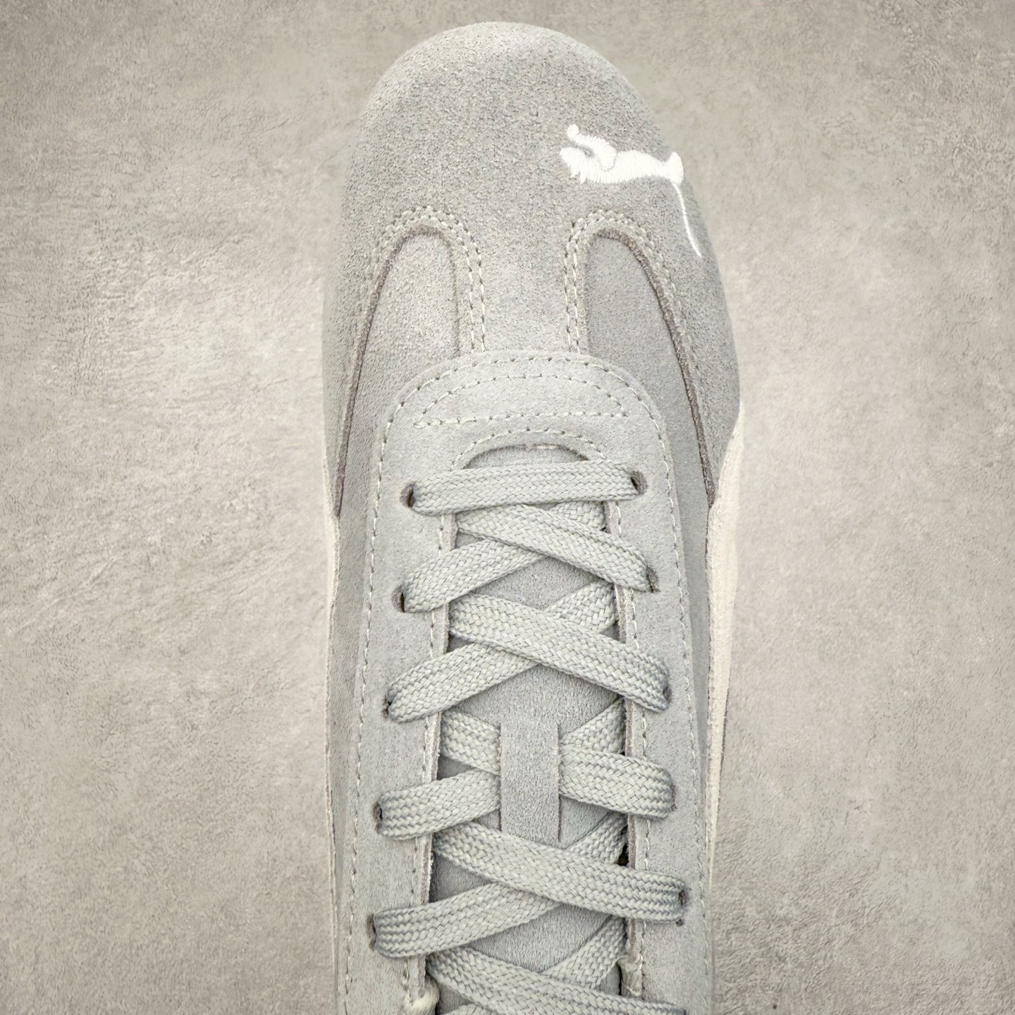 图片[4]-＃TG特价福利 PUMA Speedca OG 彪马极速赛车系列低帮德训风拼接复古百搭休闲运动赛车鞋 鞋款从80、90年代赛车手所穿的防火赛车鞋为原型，鞋身线条模仿了赛车的流线廓形，体现了空气动力学原理的结构。简约流畅的外观，恰好又和贯穿其中的Formstrip Logo融合恰到好处，视觉上细节丰富且协调。本次Speedcat OG鞋款归来，最大看点自然式保留了窄版鞋型以及薄底构造。这两年各品牌鞋底越做越厚，Speedcat反其道而行之，上脚几乎无鞋底的效果带来耳目一新的视觉体验。鞋面依旧是以质感细腻的麂皮材质打造，并且大面积近乎全包裹的使用，复古味道也愈发浓烈。配色上更是将最原始的黑色和红色带回，向F1赛车队的标志性队服致敬。相信让各位一眼种草的更多是出挑的大红色，上脚即可瞬间点亮整体造型，在以球鞋为核心的OOTD中脱颖而出。而另一款黑色则是低调的万金油，彰显新潮个性的同时又不喧宾夺主，也是热爱简约系穿搭朋友的首选。 尺码：35.5 36 37 37.5 38 38.5 39 40 40.5 41 42 42.5 43 44 44.5 45-选品中心