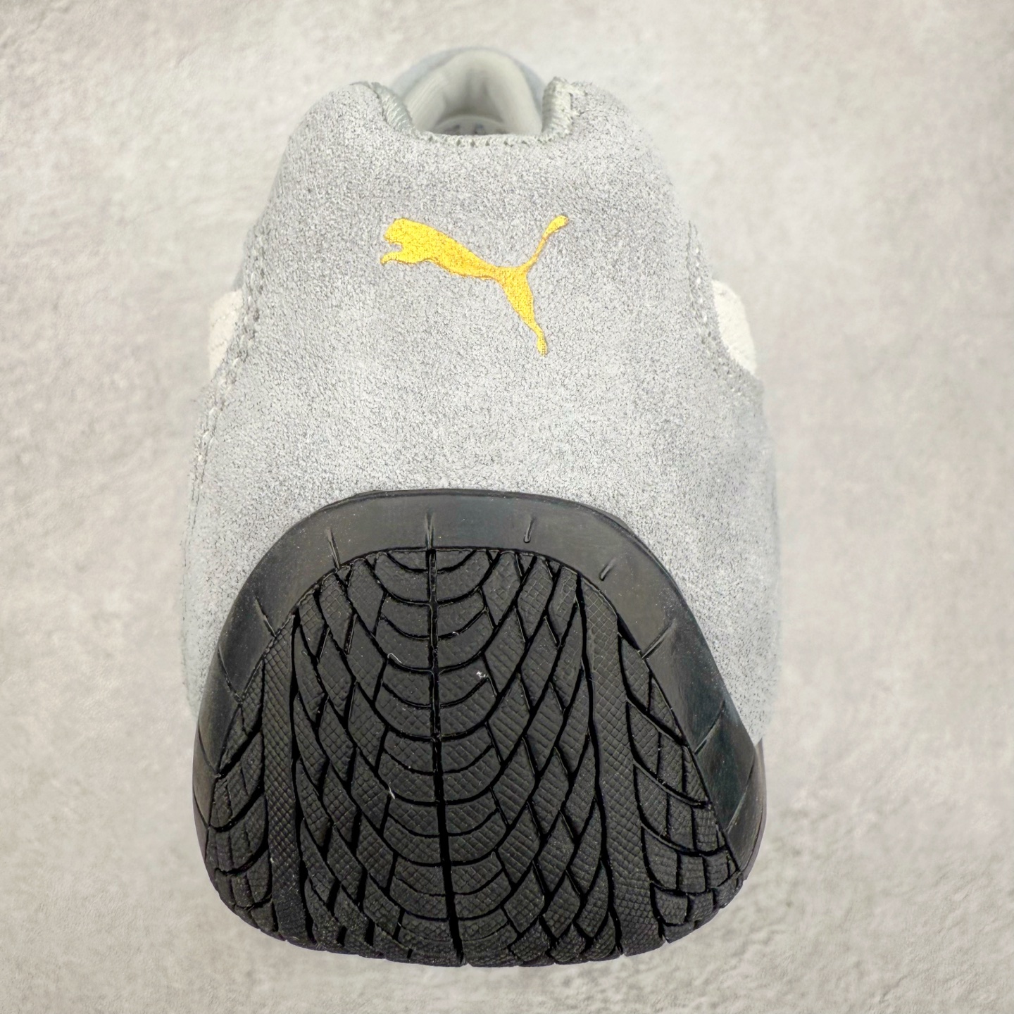 图片[8]-＃TG特价福利 PUMA Speedca OG 彪马极速赛车系列低帮德训风拼接复古百搭休闲运动赛车鞋 鞋款从80、90年代赛车手所穿的防火赛车鞋为原型，鞋身线条模仿了赛车的流线廓形，体现了空气动力学原理的结构。简约流畅的外观，恰好又和贯穿其中的Formstrip Logo融合恰到好处，视觉上细节丰富且协调。本次Speedcat OG鞋款归来，最大看点自然式保留了窄版鞋型以及薄底构造。这两年各品牌鞋底越做越厚，Speedcat反其道而行之，上脚几乎无鞋底的效果带来耳目一新的视觉体验。鞋面依旧是以质感细腻的麂皮材质打造，并且大面积近乎全包裹的使用，复古味道也愈发浓烈。配色上更是将最原始的黑色和红色带回，向F1赛车队的标志性队服致敬。相信让各位一眼种草的更多是出挑的大红色，上脚即可瞬间点亮整体造型，在以球鞋为核心的OOTD中脱颖而出。而另一款黑色则是低调的万金油，彰显新潮个性的同时又不喧宾夺主，也是热爱简约系穿搭朋友的首选。 尺码：35.5 36 37 37.5 38 38.5 39 40 40.5 41 42 42.5 43 44 44.5 45-选品中心