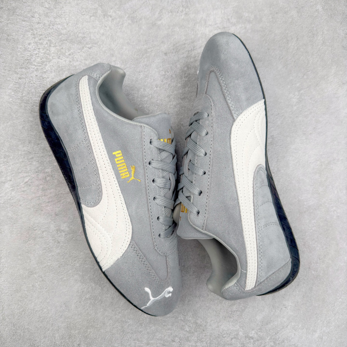 图片[3]-＃TG特价福利 PUMA Speedca OG 彪马极速赛车系列低帮德训风拼接复古百搭休闲运动赛车鞋 鞋款从80、90年代赛车手所穿的防火赛车鞋为原型，鞋身线条模仿了赛车的流线廓形，体现了空气动力学原理的结构。简约流畅的外观，恰好又和贯穿其中的Formstrip Logo融合恰到好处，视觉上细节丰富且协调。本次Speedcat OG鞋款归来，最大看点自然式保留了窄版鞋型以及薄底构造。这两年各品牌鞋底越做越厚，Speedcat反其道而行之，上脚几乎无鞋底的效果带来耳目一新的视觉体验。鞋面依旧是以质感细腻的麂皮材质打造，并且大面积近乎全包裹的使用，复古味道也愈发浓烈。配色上更是将最原始的黑色和红色带回，向F1赛车队的标志性队服致敬。相信让各位一眼种草的更多是出挑的大红色，上脚即可瞬间点亮整体造型，在以球鞋为核心的OOTD中脱颖而出。而另一款黑色则是低调的万金油，彰显新潮个性的同时又不喧宾夺主，也是热爱简约系穿搭朋友的首选。 尺码：35.5 36 37 37.5 38 38.5 39 40 40.5 41 42 42.5 43 44 44.5 45-选品中心