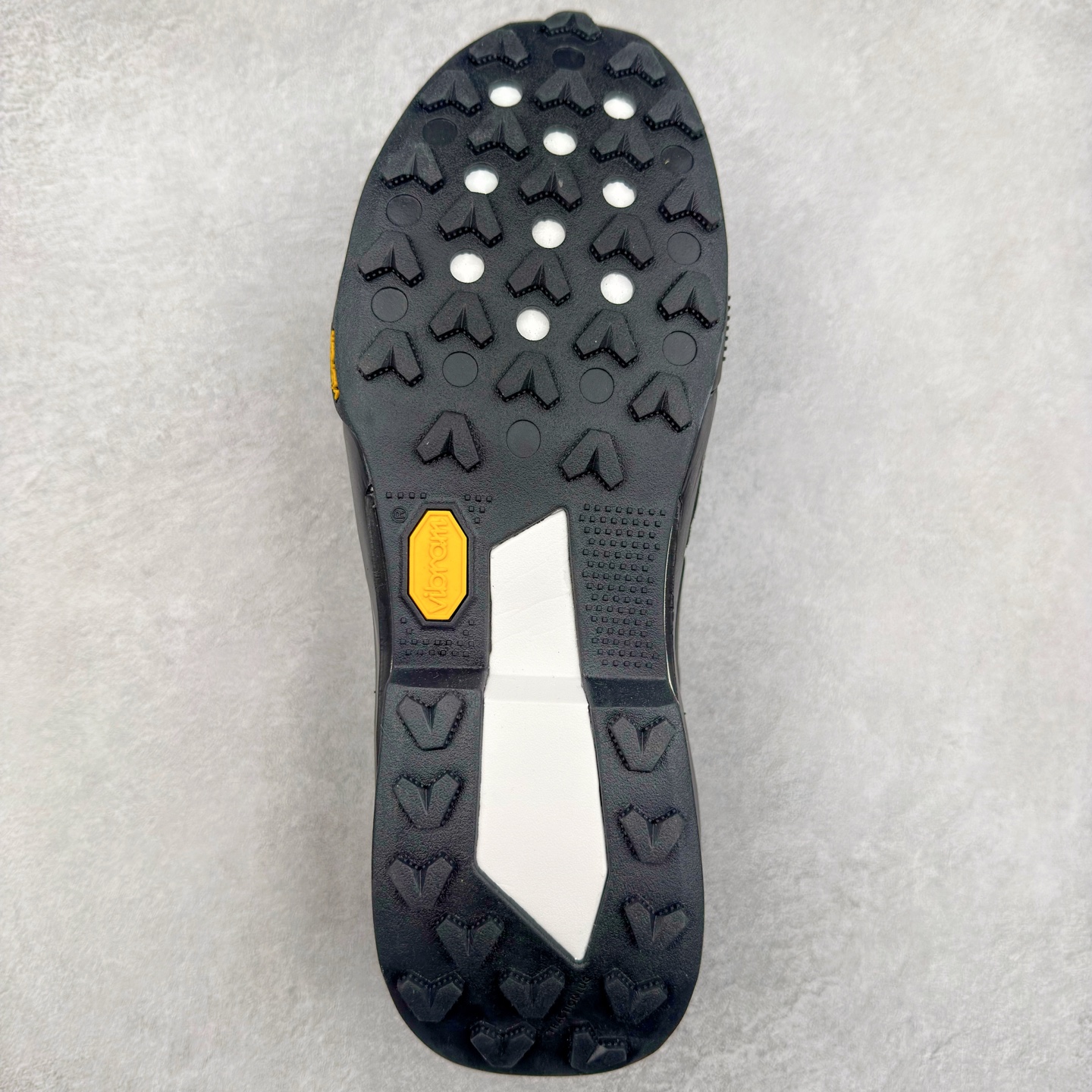 图片[9]-Sacai x NK Zegamadome SP 联名款舒适防滑耐磨低帮生活休闲鞋 HQ8618-001 整双鞋采用了 Zoom X 缓震科技和 Vibram 外底 在保证舒适度的同时又兼顾了耐用性 并且提供了出色的抓地力 鞋面则是全新 ZoomX Zegama 科技 将网眼和绒面革材质融合而成的全新科技面料 兼顾透气性与耐用性 尺码：36 36.5 37.5 38 38.5 39 40 40.5 41 42 42.5 43 44 44.5 45 46-选品中心