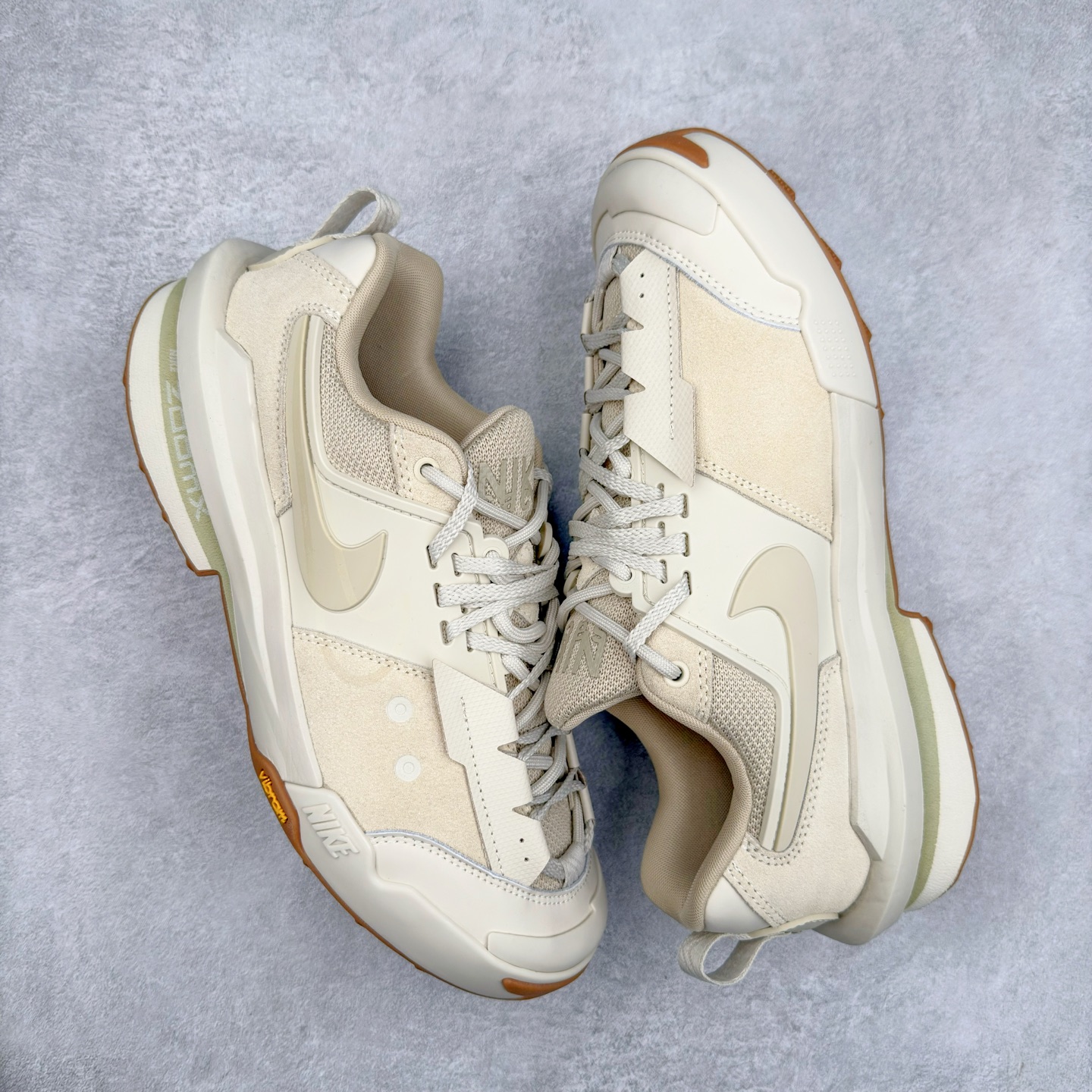 图片[3]-Sacai x NK Zegamadome SP 联名款舒适防滑耐磨低帮生活休闲鞋 HQ8618-100 整双鞋采用了 Zoom X 缓震科技和 Vibram 外底 在保证舒适度的同时又兼顾了耐用性 并且提供了出色的抓地力 鞋面则是全新 ZoomX Zegama 科技 将网眼和绒面革材质融合而成的全新科技面料 兼顾透气性与耐用性 尺码：36 36.5 37.5 38 38.5 39 40 40.5 41 42 42.5 43 44 44.5 45 46-选品中心