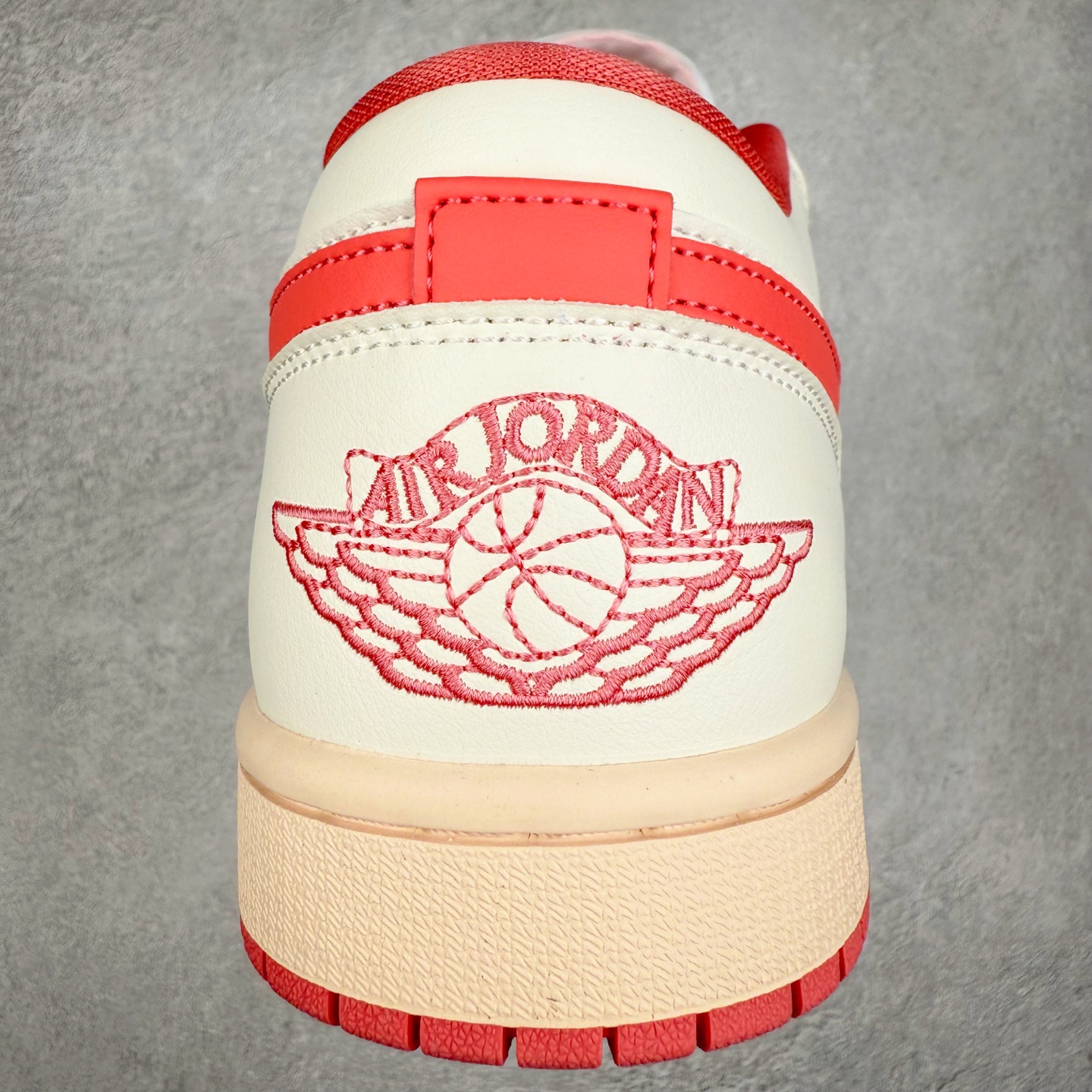 图片[8]-＃K版 Air Jordan AJ1 Low 低帮 米白粉 DC0774-109 全新流水线出品 DT版本唯一平替选择 市场第二梯队最强版 全部原鞋开发 原楦原纸板开发 全鞋电脑针车 原厂内置全掌气垫 原盒内在原标 唯一Zp原版鞋带绑法 免检产品 全新2022版型 全头层皮料 完美零毛边处理 原厂配置全掌气垫 价格定位良心 几十个配色陆续出货 实拍调校N版已经零色差零失真 百分百还原实物色彩所见即所得 不存在货不对板色差等低级问题 选购参考实物拍摄 不混卖不参货 只用心做好货严格选品 承诺混一赔十 尺码：36 36.5 37.5 38 38.5 39 40 40.5 41 42 42.5 43 44 44.5 45-选品中心