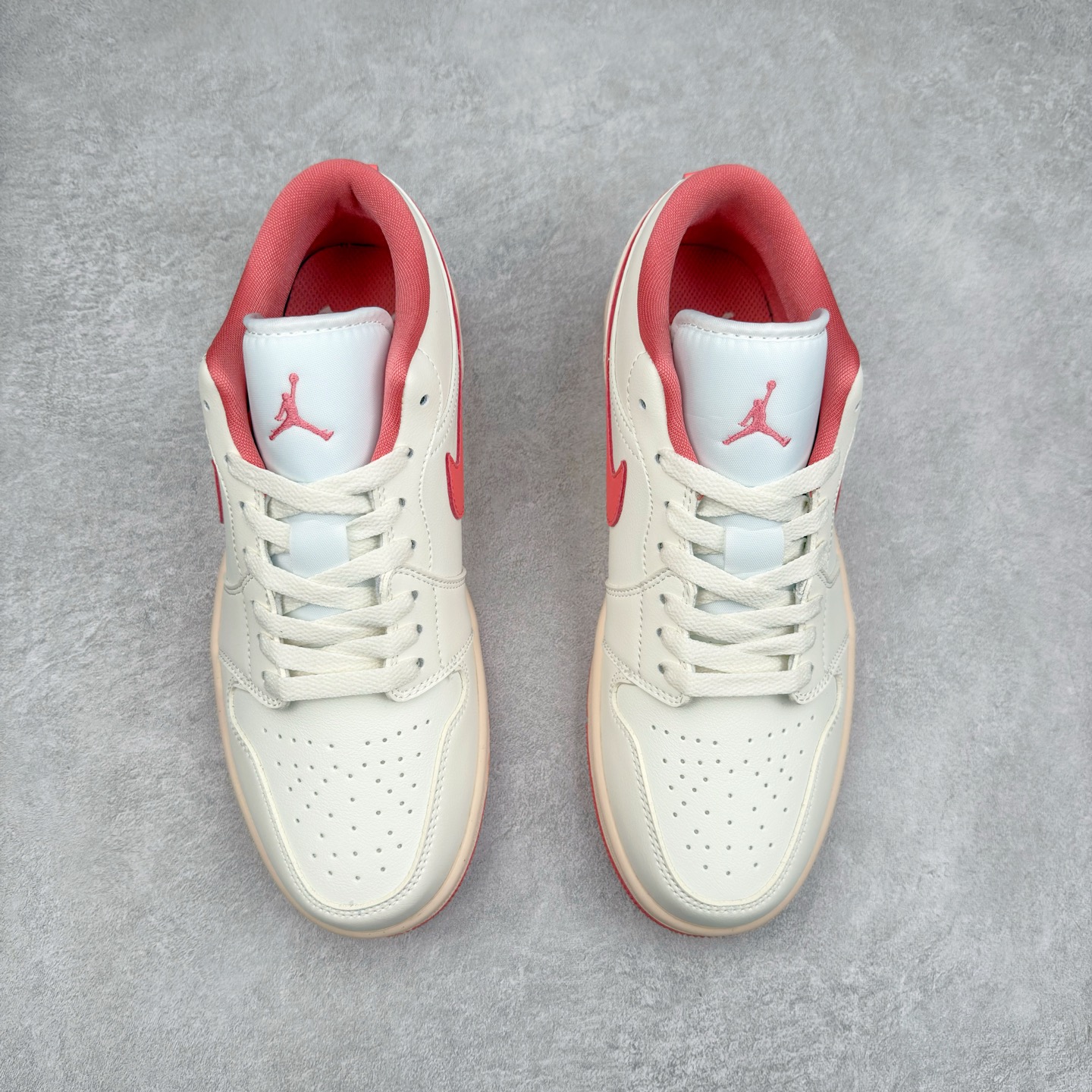 图片[2]-＃K版 Air Jordan AJ1 Low 低帮 米白粉 DC0774-109 全新流水线出品 DT版本唯一平替选择 市场第二梯队最强版 全部原鞋开发 原楦原纸板开发 全鞋电脑针车 原厂内置全掌气垫 原盒内在原标 唯一Zp原版鞋带绑法 免检产品 全新2022版型 全头层皮料 完美零毛边处理 原厂配置全掌气垫 价格定位良心 几十个配色陆续出货 实拍调校N版已经零色差零失真 百分百还原实物色彩所见即所得 不存在货不对板色差等低级问题 选购参考实物拍摄 不混卖不参货 只用心做好货严格选品 承诺混一赔十 尺码：36 36.5 37.5 38 38.5 39 40 40.5 41 42 42.5 43 44 44.5 45-选品中心