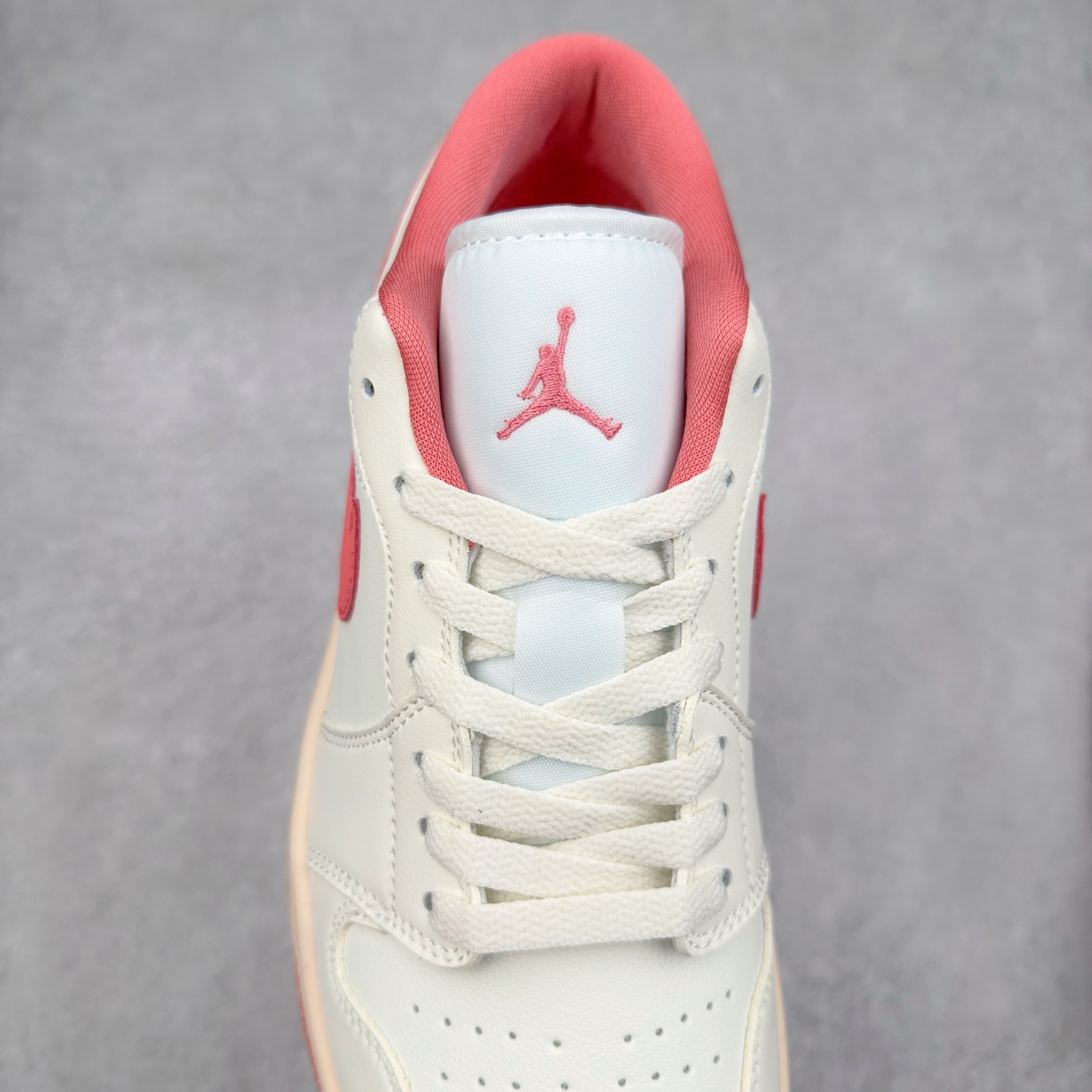 图片[5]-＃K版 Air Jordan AJ1 Low 低帮 米白粉 DC0774-109 全新流水线出品 DT版本唯一平替选择 市场第二梯队最强版 全部原鞋开发 原楦原纸板开发 全鞋电脑针车 原厂内置全掌气垫 原盒内在原标 唯一Zp原版鞋带绑法 免检产品 全新2022版型 全头层皮料 完美零毛边处理 原厂配置全掌气垫 价格定位良心 几十个配色陆续出货 实拍调校N版已经零色差零失真 百分百还原实物色彩所见即所得 不存在货不对板色差等低级问题 选购参考实物拍摄 不混卖不参货 只用心做好货严格选品 承诺混一赔十 尺码：36 36.5 37.5 38 38.5 39 40 40.5 41 42 42.5 43 44 44.5 45-选品中心