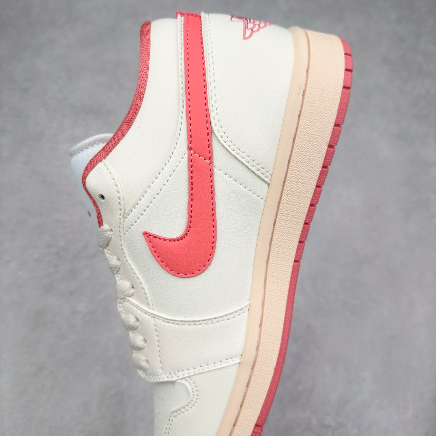 图片[7]-＃K版 Air Jordan AJ1 Low 低帮 米白粉 DC0774-109 全新流水线出品 DT版本唯一平替选择 市场第二梯队最强版 全部原鞋开发 原楦原纸板开发 全鞋电脑针车 原厂内置全掌气垫 原盒内在原标 唯一Zp原版鞋带绑法 免检产品 全新2022版型 全头层皮料 完美零毛边处理 原厂配置全掌气垫 价格定位良心 几十个配色陆续出货 实拍调校N版已经零色差零失真 百分百还原实物色彩所见即所得 不存在货不对板色差等低级问题 选购参考实物拍摄 不混卖不参货 只用心做好货严格选品 承诺混一赔十 尺码：36 36.5 37.5 38 38.5 39 40 40.5 41 42 42.5 43 44 44.5 45-选品中心