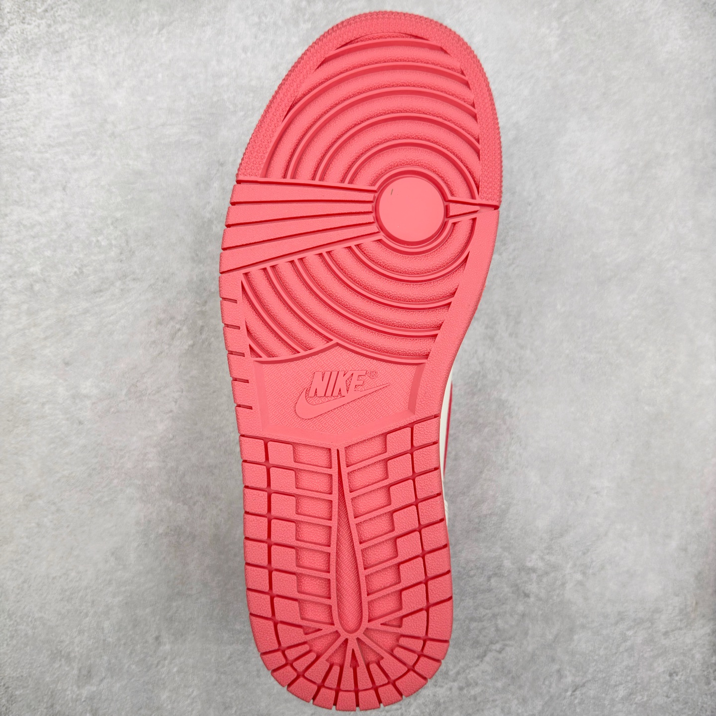 图片[9]-＃K版 Air Jordan AJ1 Low 低帮 米白粉 DC0774-109 全新流水线出品 DT版本唯一平替选择 市场第二梯队最强版 全部原鞋开发 原楦原纸板开发 全鞋电脑针车 原厂内置全掌气垫 原盒内在原标 唯一Zp原版鞋带绑法 免检产品 全新2022版型 全头层皮料 完美零毛边处理 原厂配置全掌气垫 价格定位良心 几十个配色陆续出货 实拍调校N版已经零色差零失真 百分百还原实物色彩所见即所得 不存在货不对板色差等低级问题 选购参考实物拍摄 不混卖不参货 只用心做好货严格选品 承诺混一赔十 尺码：36 36.5 37.5 38 38.5 39 40 40.5 41 42 42.5 43 44 44.5 45-选品中心