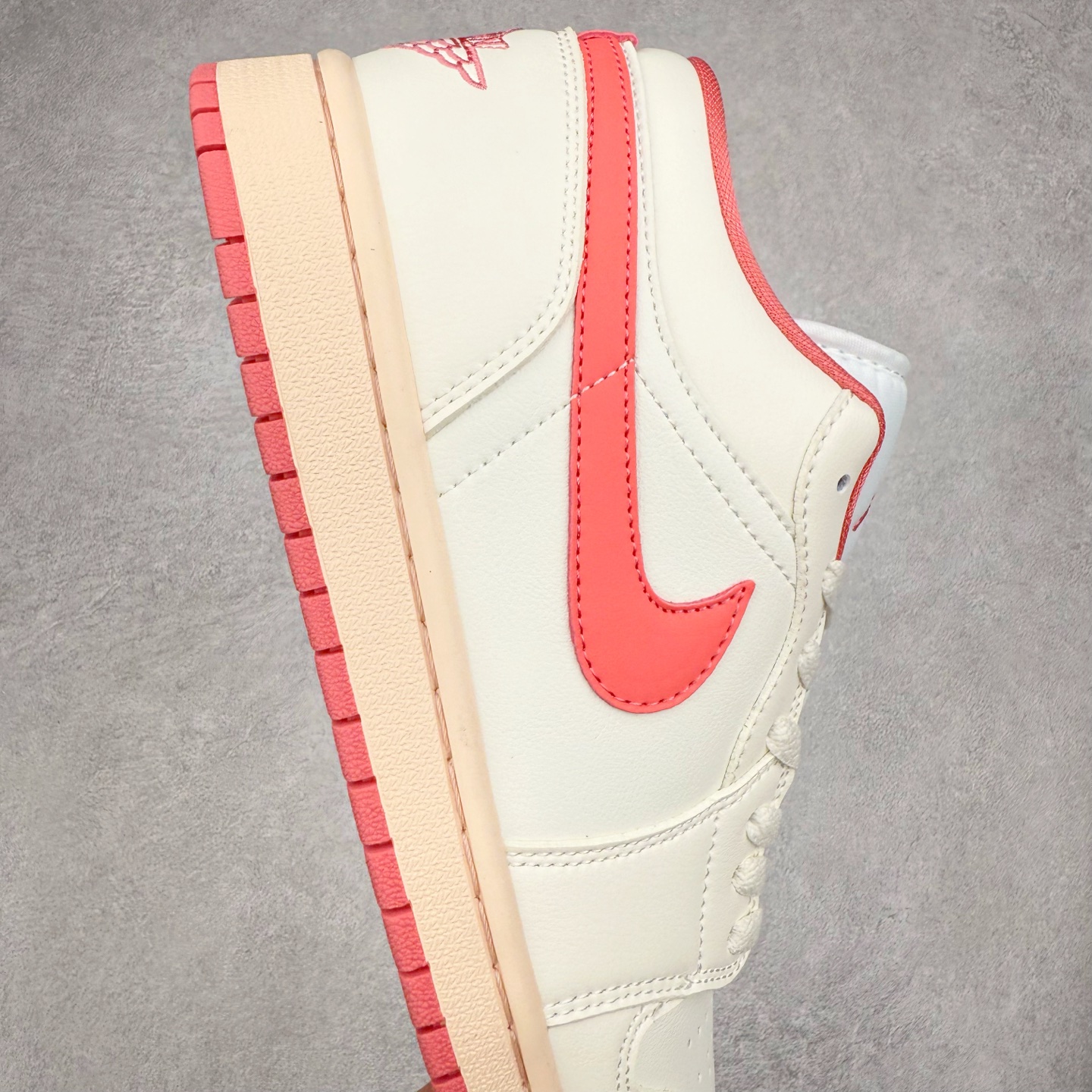图片[6]-＃K版 Air Jordan AJ1 Low 低帮 米白粉 DC0774-109 全新流水线出品 DT版本唯一平替选择 市场第二梯队最强版 全部原鞋开发 原楦原纸板开发 全鞋电脑针车 原厂内置全掌气垫 原盒内在原标 唯一Zp原版鞋带绑法 免检产品 全新2022版型 全头层皮料 完美零毛边处理 原厂配置全掌气垫 价格定位良心 几十个配色陆续出货 实拍调校N版已经零色差零失真 百分百还原实物色彩所见即所得 不存在货不对板色差等低级问题 选购参考实物拍摄 不混卖不参货 只用心做好货严格选品 承诺混一赔十 尺码：36 36.5 37.5 38 38.5 39 40 40.5 41 42 42.5 43 44 44.5 45-选品中心