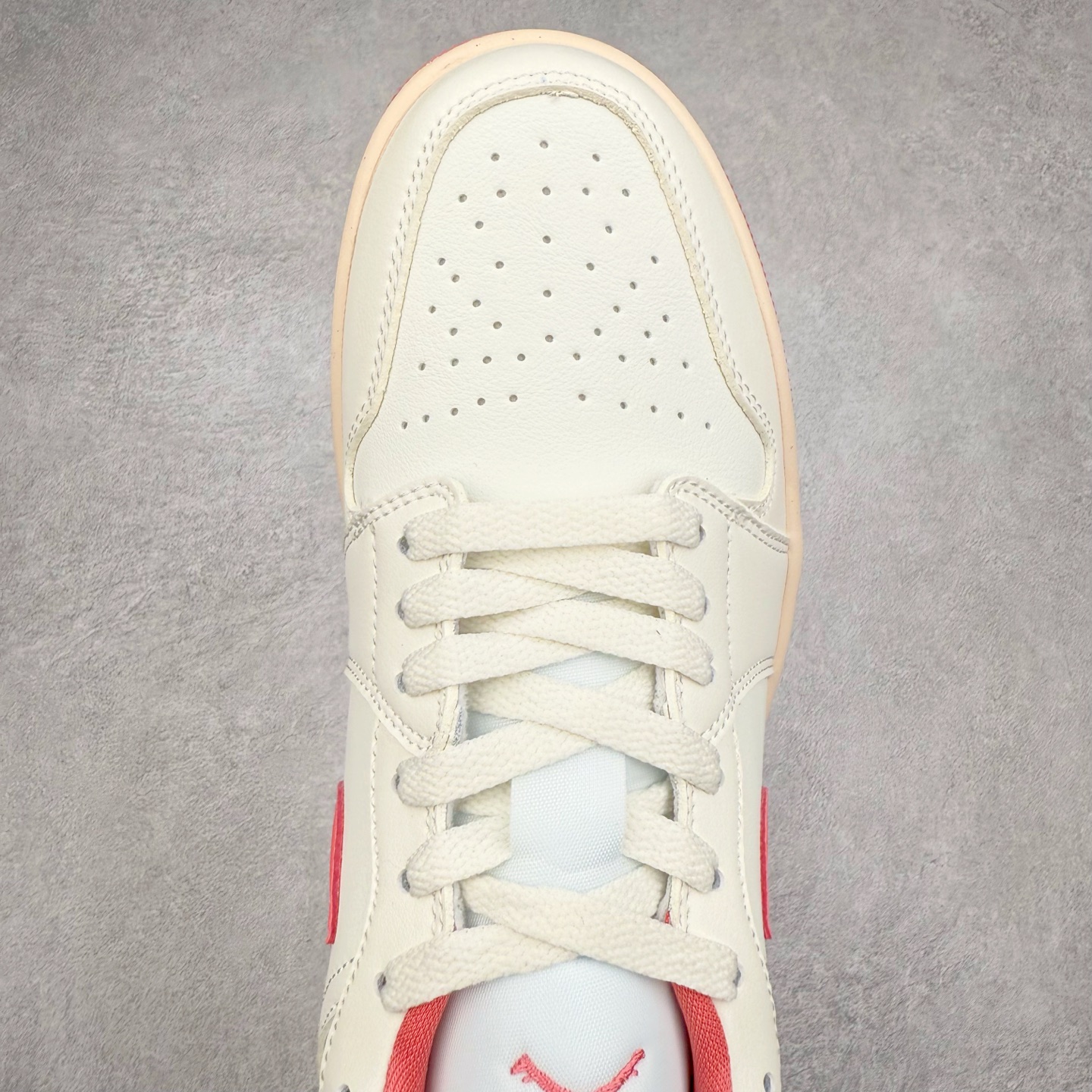 图片[4]-＃K版 Air Jordan AJ1 Low 低帮 米白粉 DC0774-109 全新流水线出品 DT版本唯一平替选择 市场第二梯队最强版 全部原鞋开发 原楦原纸板开发 全鞋电脑针车 原厂内置全掌气垫 原盒内在原标 唯一Zp原版鞋带绑法 免检产品 全新2022版型 全头层皮料 完美零毛边处理 原厂配置全掌气垫 价格定位良心 几十个配色陆续出货 实拍调校N版已经零色差零失真 百分百还原实物色彩所见即所得 不存在货不对板色差等低级问题 选购参考实物拍摄 不混卖不参货 只用心做好货严格选品 承诺混一赔十 尺码：36 36.5 37.5 38 38.5 39 40 40.5 41 42 42.5 43 44 44.5 45-选品中心