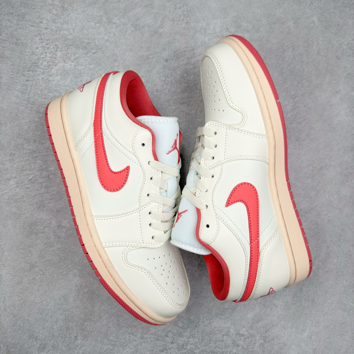 图片[3]-＃K版 Air Jordan AJ1 Low 低帮 米白粉 DC0774-109 全新流水线出品 DT版本唯一平替选择 市场第二梯队最强版 全部原鞋开发 原楦原纸板开发 全鞋电脑针车 原厂内置全掌气垫 原盒内在原标 唯一Zp原版鞋带绑法 免检产品 全新2022版型 全头层皮料 完美零毛边处理 原厂配置全掌气垫 价格定位良心 几十个配色陆续出货 实拍调校N版已经零色差零失真 百分百还原实物色彩所见即所得 不存在货不对板色差等低级问题 选购参考实物拍摄 不混卖不参货 只用心做好货严格选品 承诺混一赔十 尺码：36 36.5 37.5 38 38.5 39 40 40.5 41 42 42.5 43 44 44.5 45-选品中心