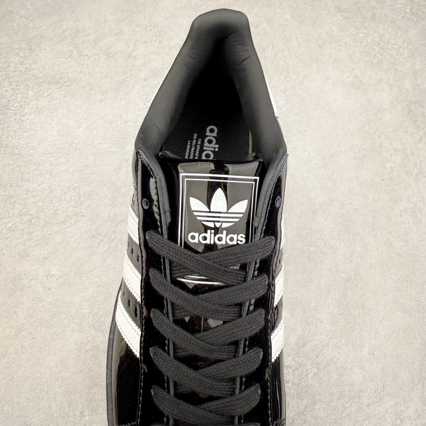 图片[5]-AD Originals Superstar 经典复古贝壳头板鞋 JH7756 诞生于1969年 是第一双将全皮面鞋 身与橡胶鞋头结合在一起的低帮篮球鞋 Superstar最开始 是作为高帮篮球鞋Pro Model的低帮版本而出现的 但因为其独特和醒目的橡胶鞋头造型而让大家熟知 被大家形象地称为\\\”shelltoe\\\”贝壳头 在70年代的美国职业篮球场上 接近3/4的NBA球员都将这双Superstar作为场上用鞋 80年代之后 经过不断的改良和发展 Superstar逐渐成为横跨时装、音乐、街头文化、休闲和运动等各大领域的时尚潮鞋 尺码：36 36.5 37 38 38.5 39 40 40.5 41 42 42.5 43 44 44.5 45-选品中心