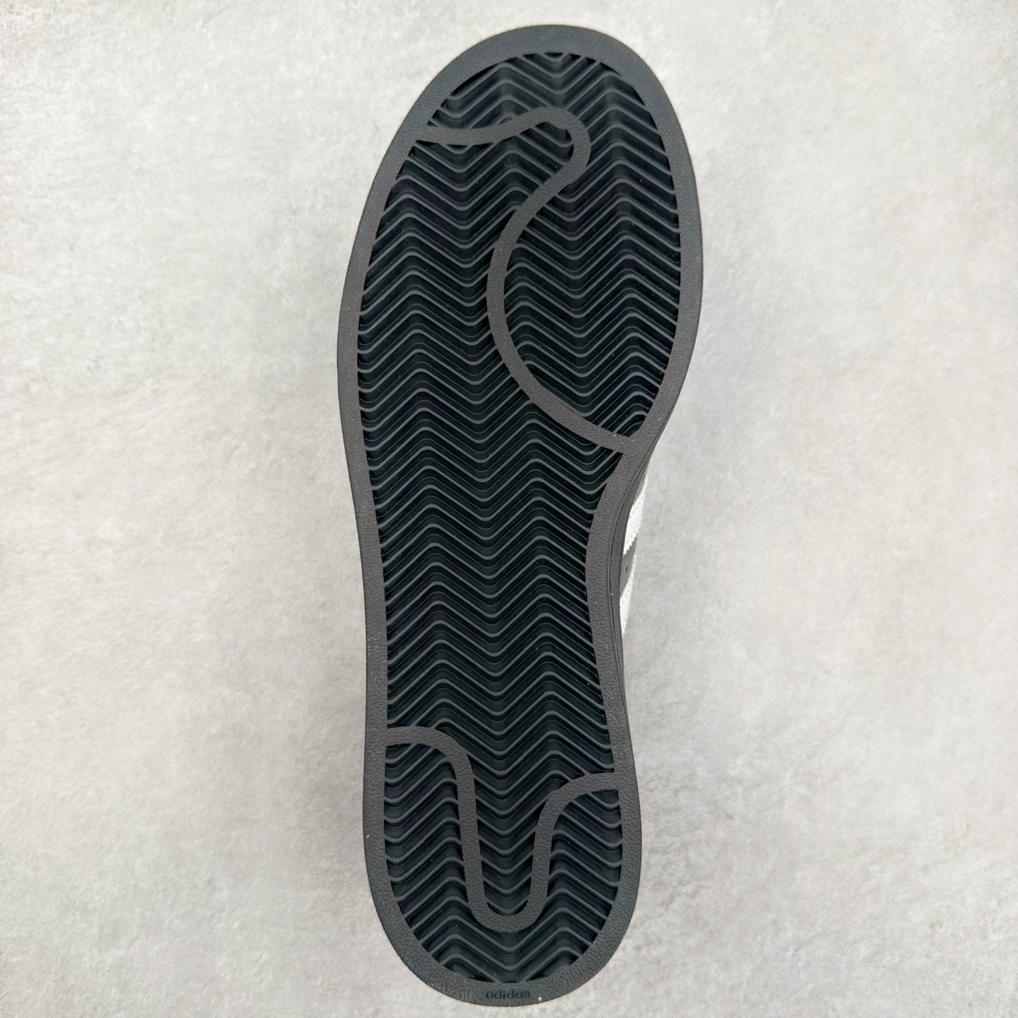 图片[9]-AD Originals Superstar 经典复古贝壳头板鞋 JH7756 诞生于1969年 是第一双将全皮面鞋 身与橡胶鞋头结合在一起的低帮篮球鞋 Superstar最开始 是作为高帮篮球鞋Pro Model的低帮版本而出现的 但因为其独特和醒目的橡胶鞋头造型而让大家熟知 被大家形象地称为\\\”shelltoe\\\”贝壳头 在70年代的美国职业篮球场上 接近3/4的NBA球员都将这双Superstar作为场上用鞋 80年代之后 经过不断的改良和发展 Superstar逐渐成为横跨时装、音乐、街头文化、休闲和运动等各大领域的时尚潮鞋 尺码：36 36.5 37 38 38.5 39 40 40.5 41 42 42.5 43 44 44.5 45-选品中心