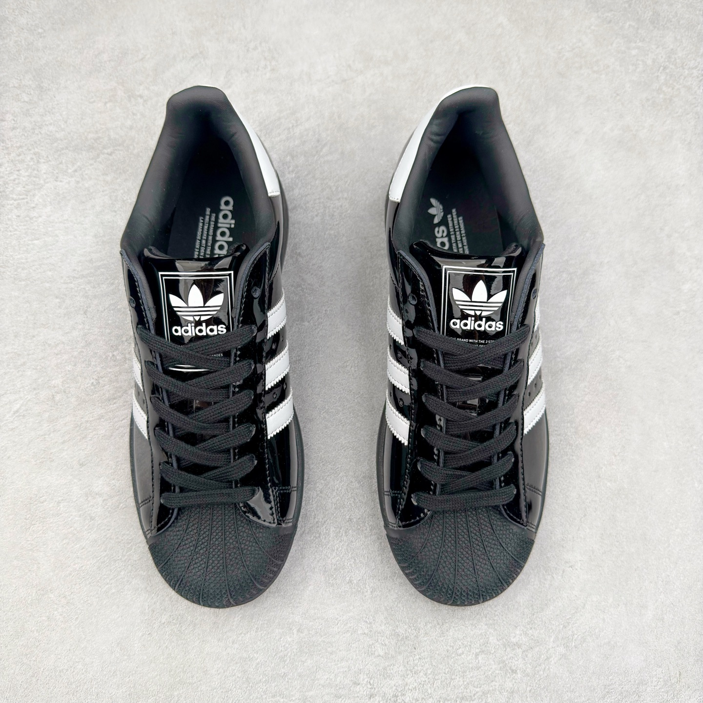 图片[2]-AD Originals Superstar 经典复古贝壳头板鞋 JH7756 诞生于1969年 是第一双将全皮面鞋 身与橡胶鞋头结合在一起的低帮篮球鞋 Superstar最开始 是作为高帮篮球鞋Pro Model的低帮版本而出现的 但因为其独特和醒目的橡胶鞋头造型而让大家熟知 被大家形象地称为\\\”shelltoe\\\”贝壳头 在70年代的美国职业篮球场上 接近3/4的NBA球员都将这双Superstar作为场上用鞋 80年代之后 经过不断的改良和发展 Superstar逐渐成为横跨时装、音乐、街头文化、休闲和运动等各大领域的时尚潮鞋 尺码：36 36.5 37 38 38.5 39 40 40.5 41 42 42.5 43 44 44.5 45-选品中心