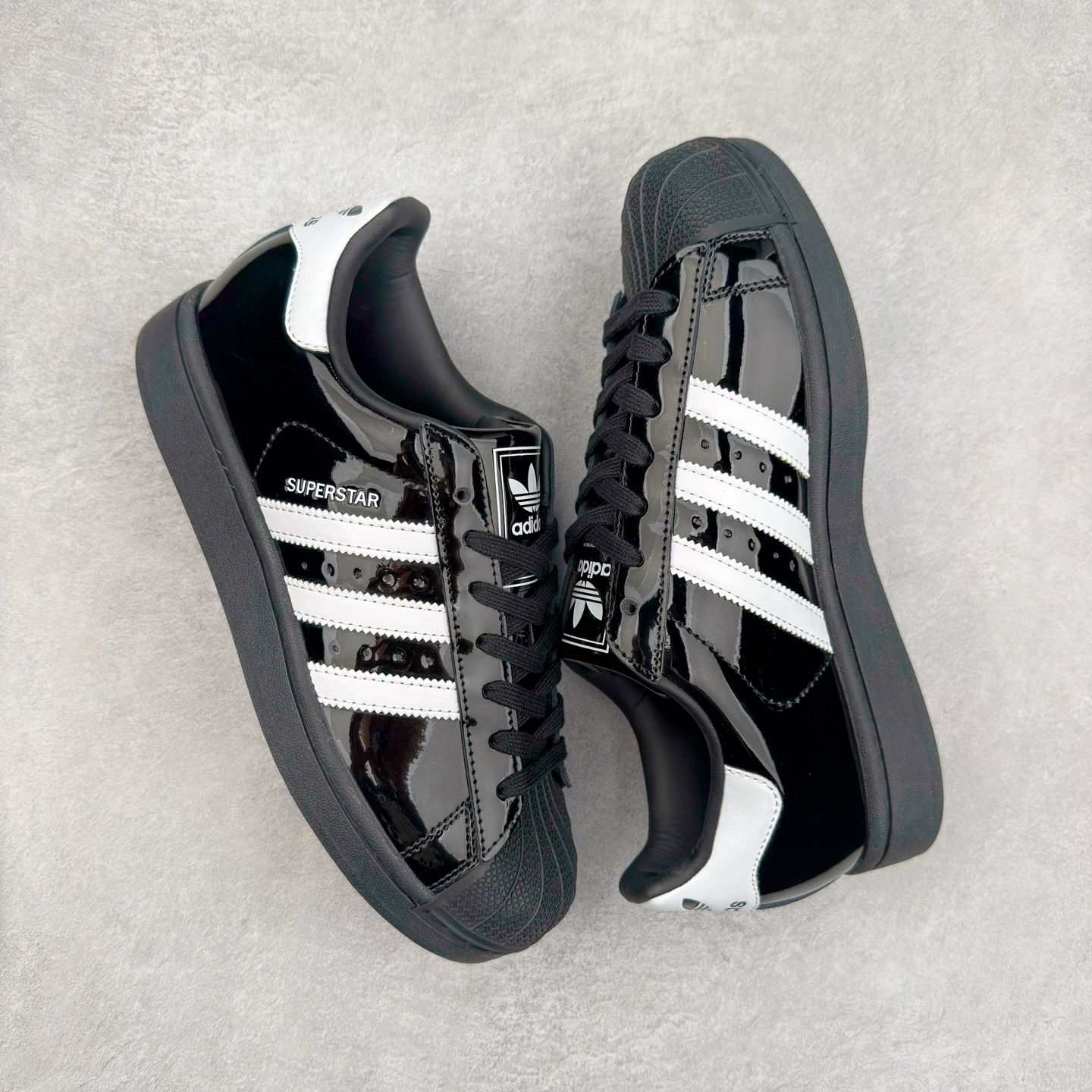 图片[3]-AD Originals Superstar 经典复古贝壳头板鞋 JH7756 诞生于1969年 是第一双将全皮面鞋 身与橡胶鞋头结合在一起的低帮篮球鞋 Superstar最开始 是作为高帮篮球鞋Pro Model的低帮版本而出现的 但因为其独特和醒目的橡胶鞋头造型而让大家熟知 被大家形象地称为\\\”shelltoe\\\”贝壳头 在70年代的美国职业篮球场上 接近3/4的NBA球员都将这双Superstar作为场上用鞋 80年代之后 经过不断的改良和发展 Superstar逐渐成为横跨时装、音乐、街头文化、休闲和运动等各大领域的时尚潮鞋 尺码：36 36.5 37 38 38.5 39 40 40.5 41 42 42.5 43 44 44.5 45-选品中心
