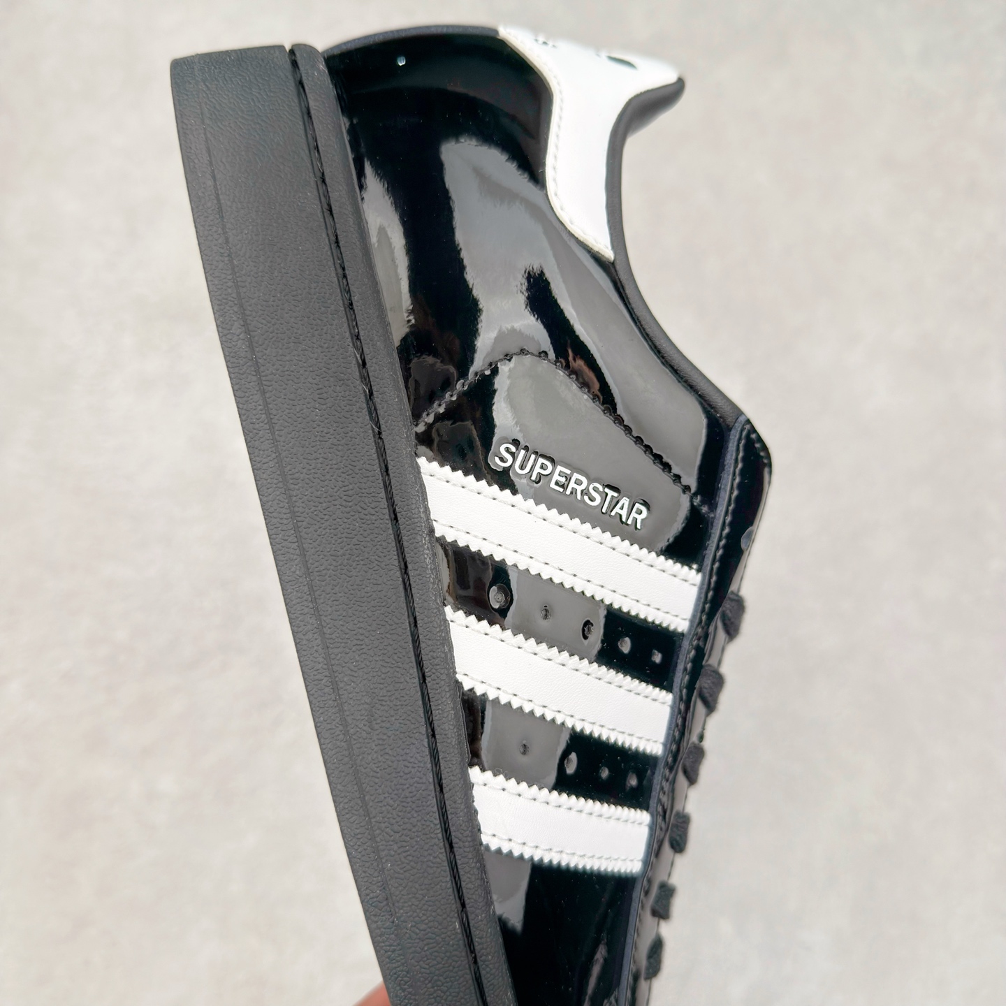 图片[6]-AD Originals Superstar 经典复古贝壳头板鞋 JH7756 诞生于1969年 是第一双将全皮面鞋 身与橡胶鞋头结合在一起的低帮篮球鞋 Superstar最开始 是作为高帮篮球鞋Pro Model的低帮版本而出现的 但因为其独特和醒目的橡胶鞋头造型而让大家熟知 被大家形象地称为\\\”shelltoe\\\”贝壳头 在70年代的美国职业篮球场上 接近3/4的NBA球员都将这双Superstar作为场上用鞋 80年代之后 经过不断的改良和发展 Superstar逐渐成为横跨时装、音乐、街头文化、休闲和运动等各大领域的时尚潮鞋 尺码：36 36.5 37 38 38.5 39 40 40.5 41 42 42.5 43 44 44.5 45-选品中心